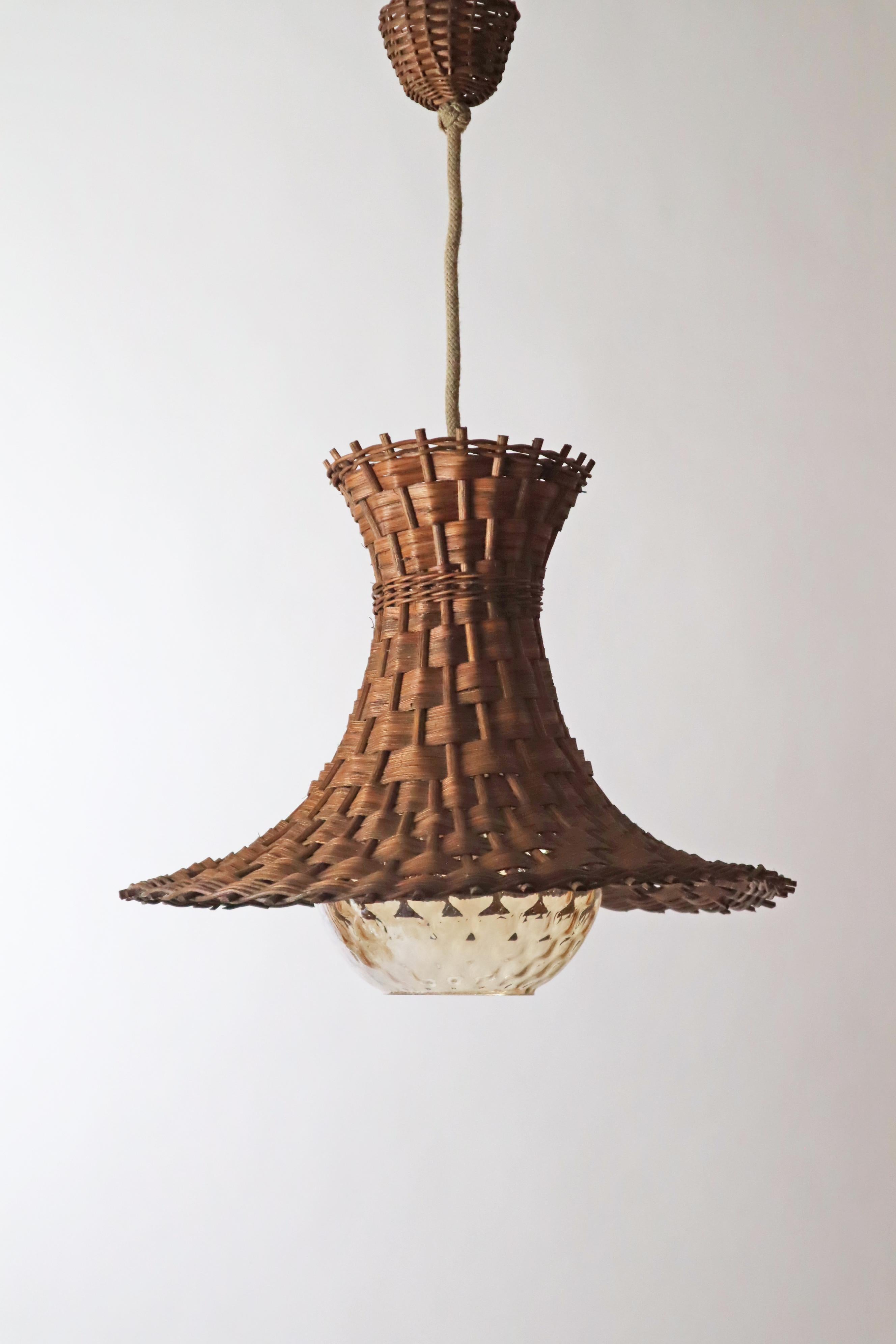 Lámpara moderna de mediados de siglo de madera tejida y sauce en forma de tulipán Mimbre en venta