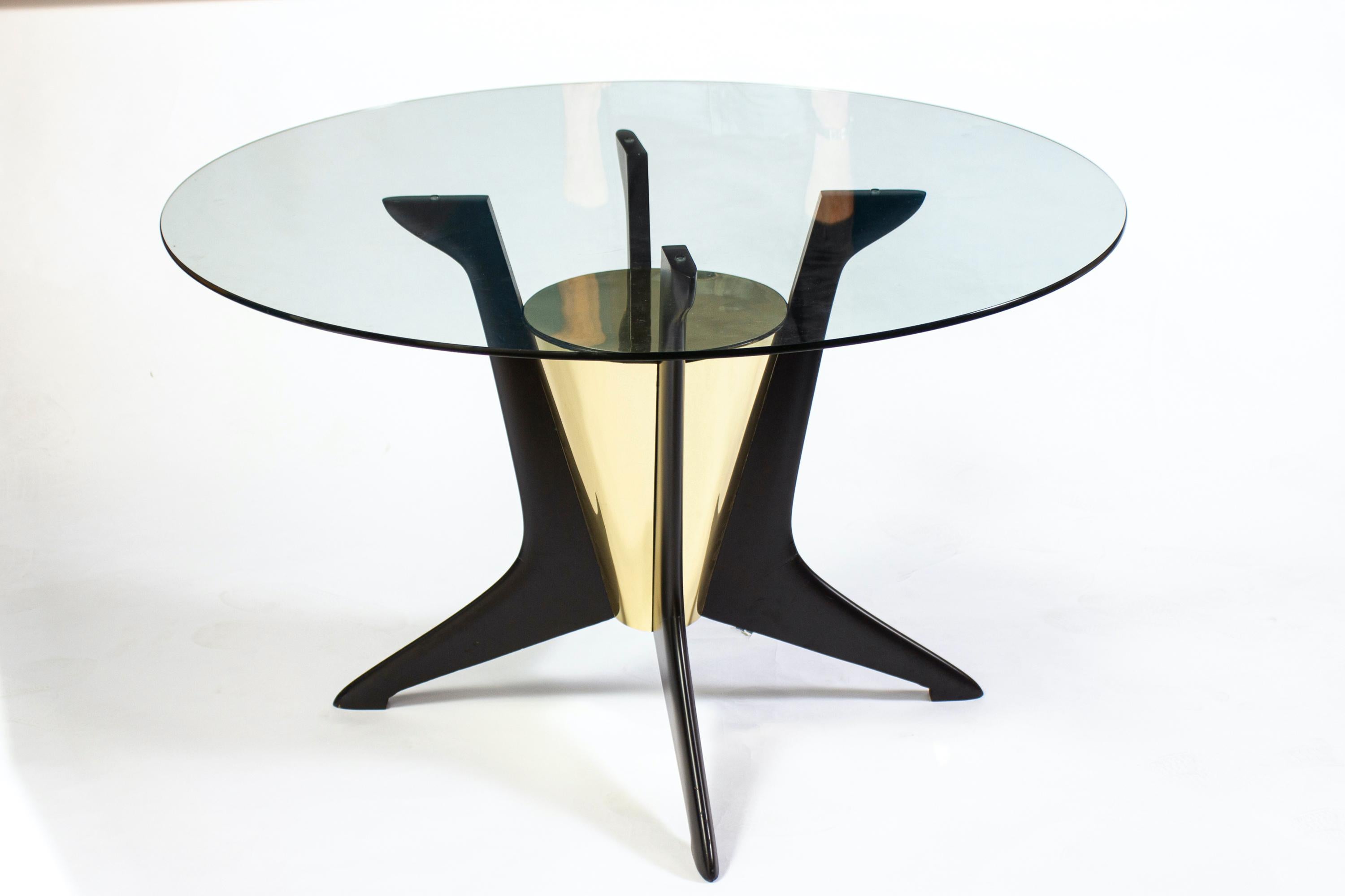 Auffälliger runder Glas-Ess- oder Mitteltisch aus der Mitte des Jahrhunderts von Ico Parisi 
Eleganter geometrischer Kegel aus Messing in der Mitte, getragen von drei schwarz lackierten Beinen.  
Ausgezeichneter originaler Vintage-Zustand.
Kann als