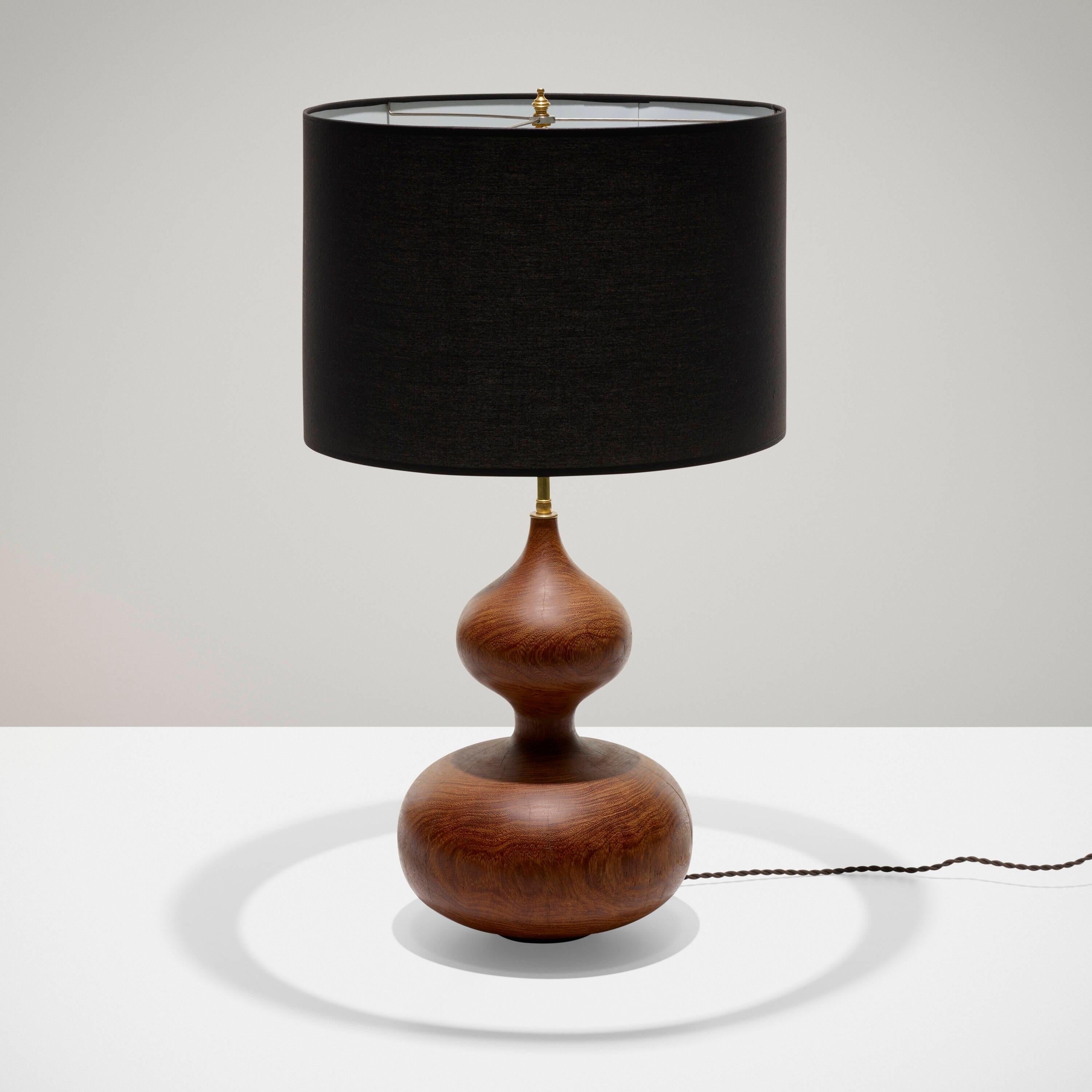 Questa bellissima lampada unica nel suo genere incarna lo stile di metà secolo. Ci piace non solo la forma, ma anche il peso e l'ingombro. Una lampada in legno tornito molto grande con un paralume in lino nero immacolato. 
Le eccellenti riparazioni