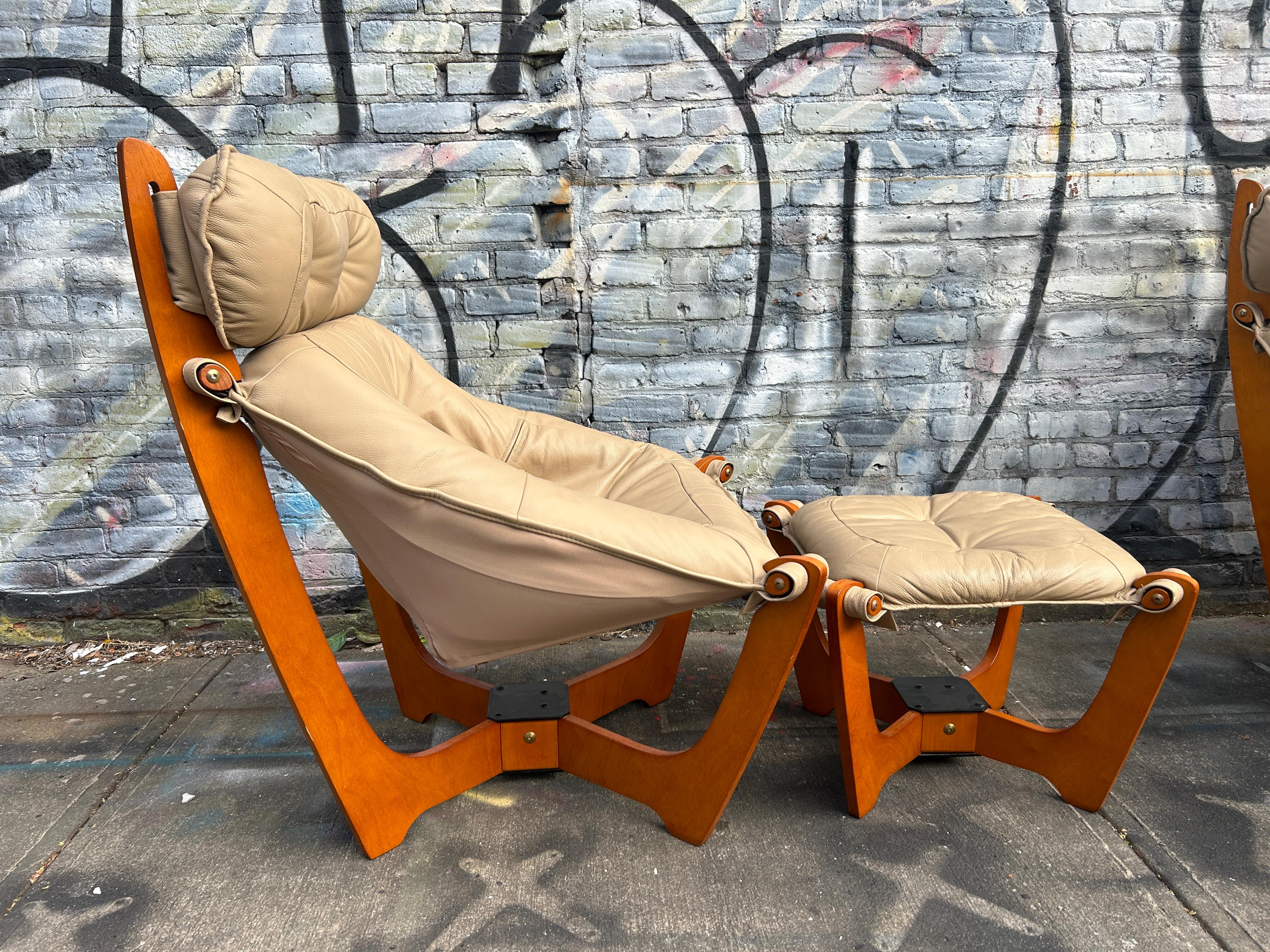 Modern Mid Century Style tan Leder Luna Sling Lounge Stuhl und Ottomane im Zustand „Gut“ in BROOKLYN, NY