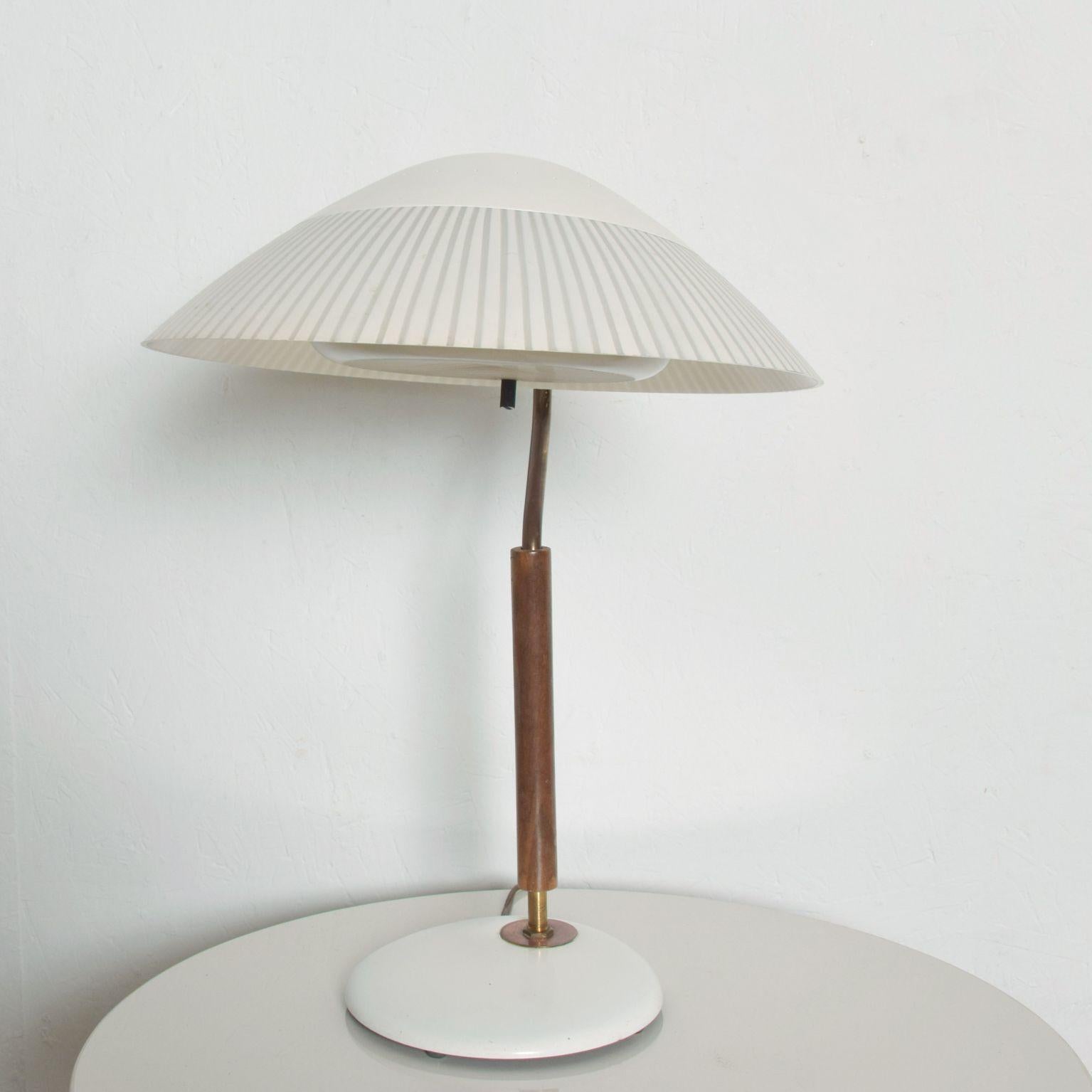 Modern Midcentury Clamshell Table Desk Lamp by Gerald Thurston for Lightolier In Good Condition In Chula Vista, CA