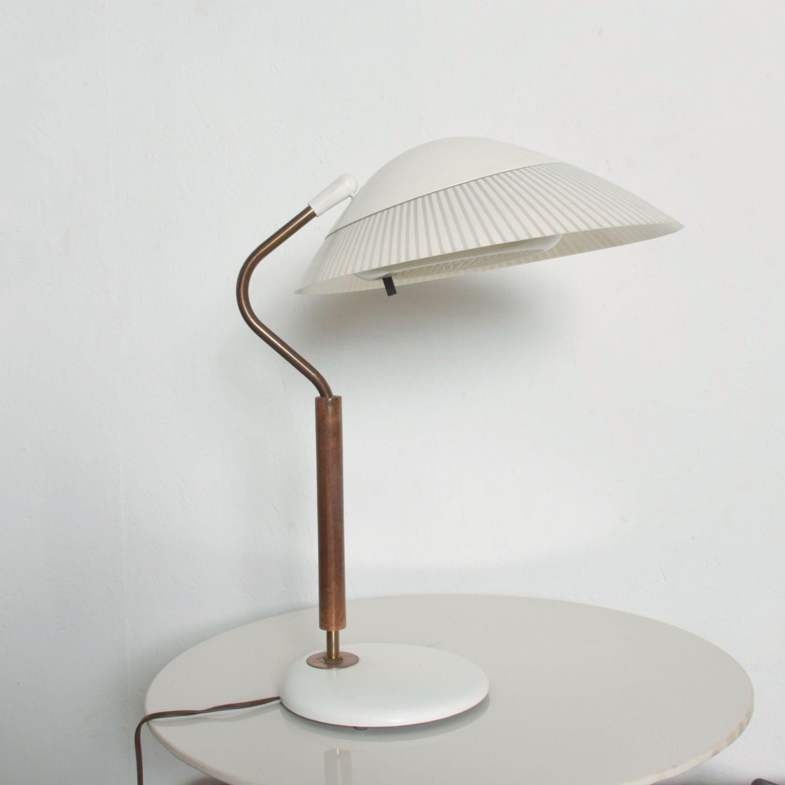 Mid-20th Century Modern Midcentury Clamshell Table Desk Lamp by Gerald Thurston for Lightolier