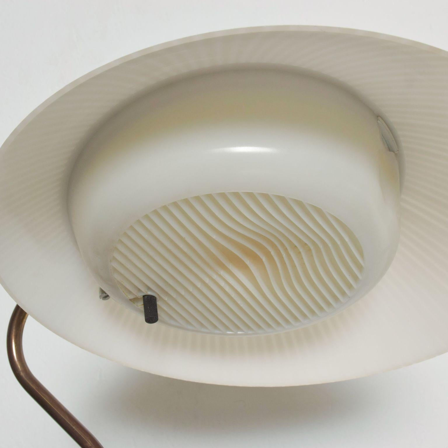 Modern Midcentury Clamshell Table Desk Lamp by Gerald Thurston for Lightolier 1