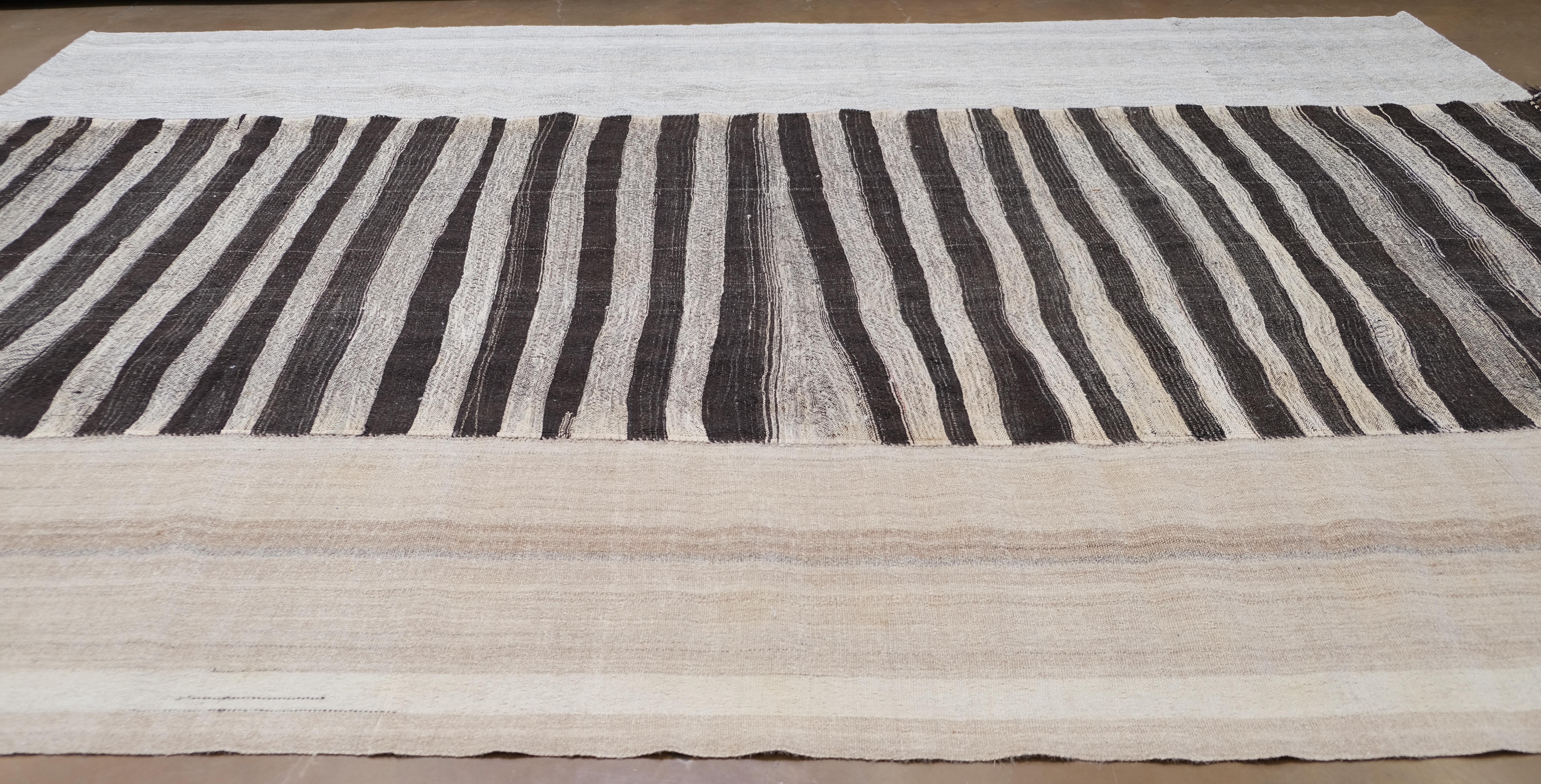 Mazadaran Moderner getäfelter natürlicher farbiger Wollkilim aus der Mitte des Jahrhunderts 10'x14'6'' (Türkisch) im Angebot
