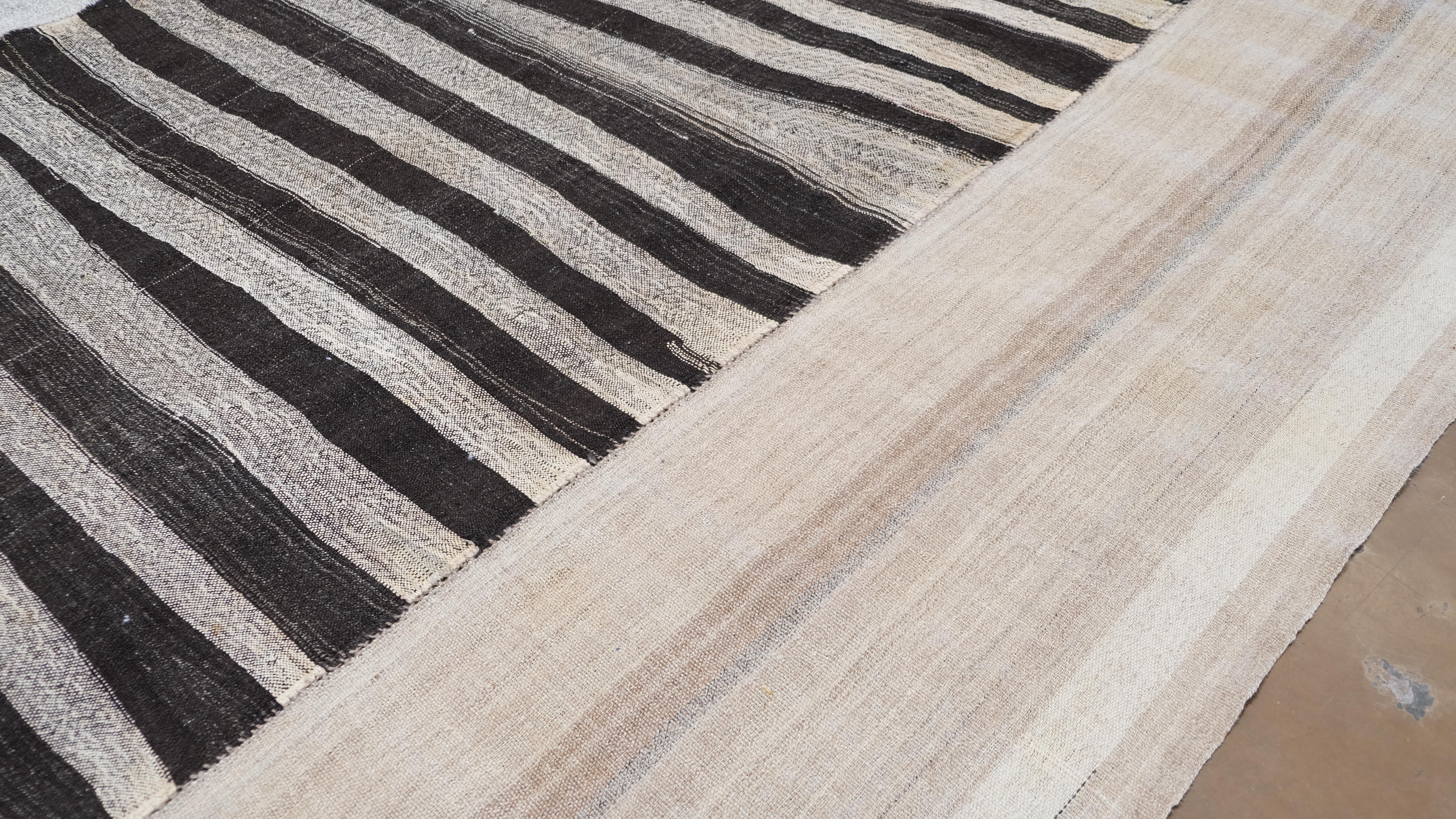 Mazadaran Moderner getäfelter natürlicher farbiger Wollkilim aus der Mitte des Jahrhunderts 10'x14'6'' (Handgewebt) im Angebot