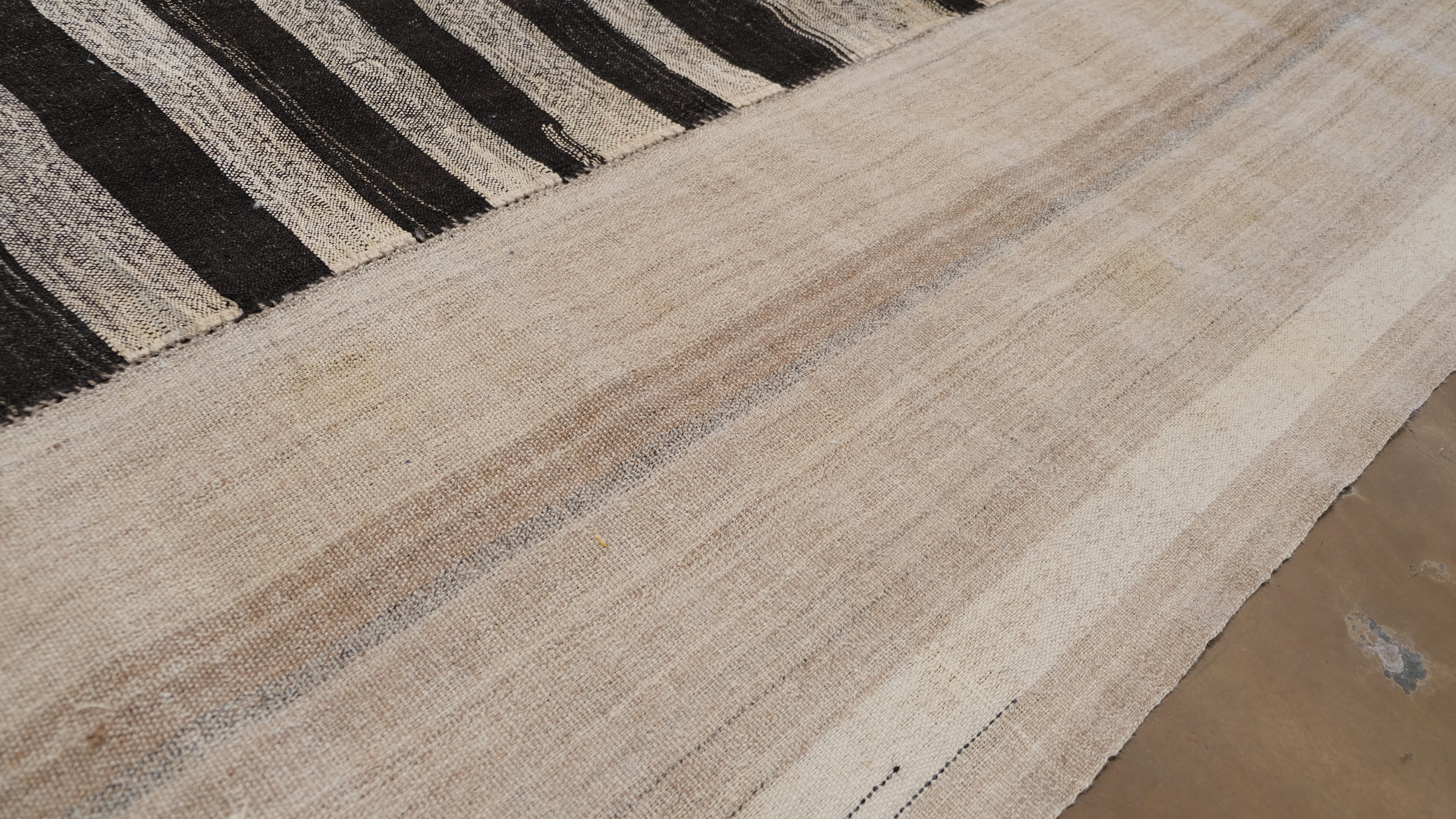 Mazadaran Moderner getäfelter natürlicher farbiger Wollkilim aus der Mitte des Jahrhunderts 10'x14'6'' (21. Jahrhundert und zeitgenössisch) im Angebot