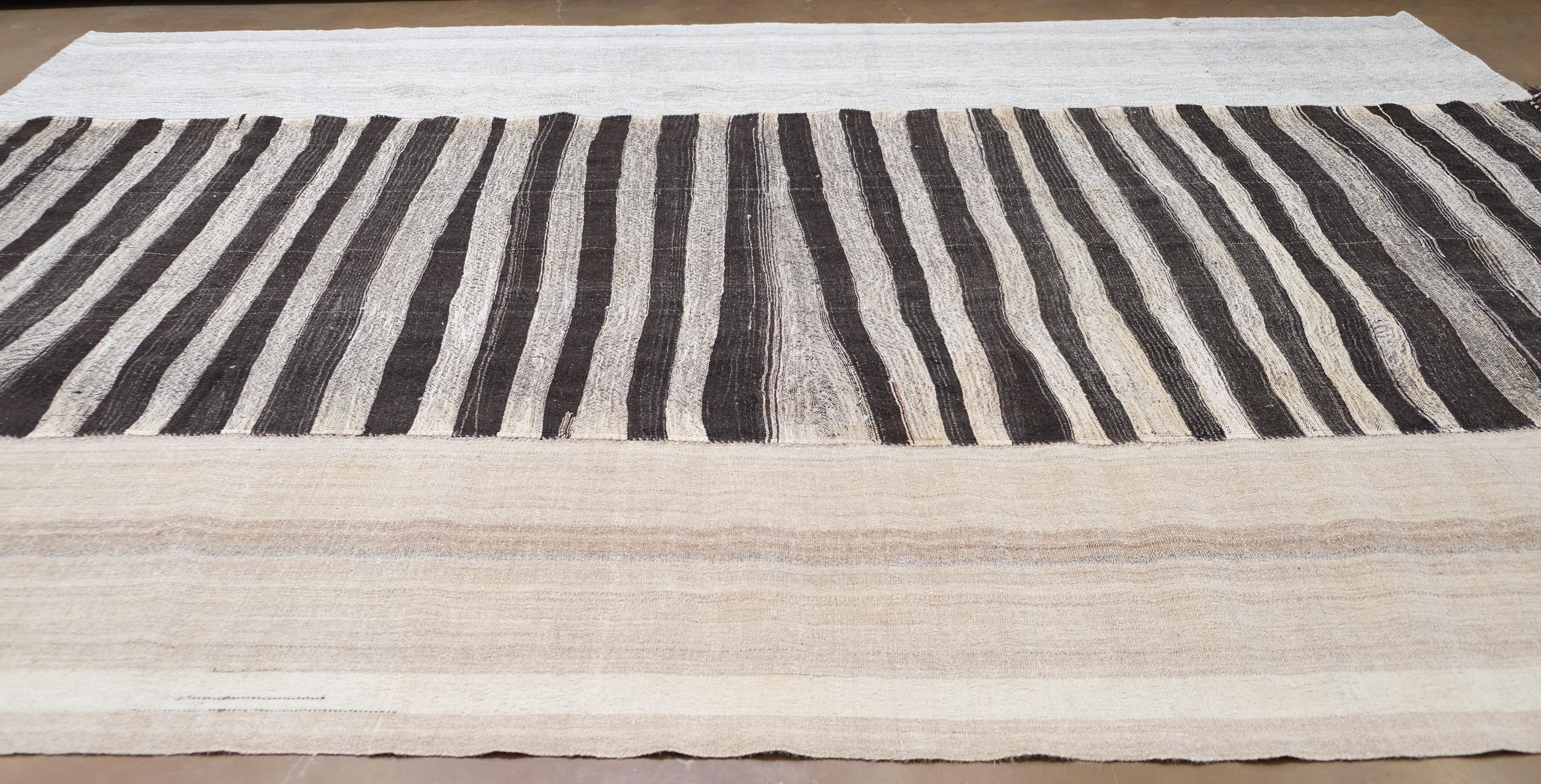 Mazadaran Moderner getäfelter natürlicher farbiger Wollkilim aus der Mitte des Jahrhunderts 10'x14'6'' (Wolle) im Angebot