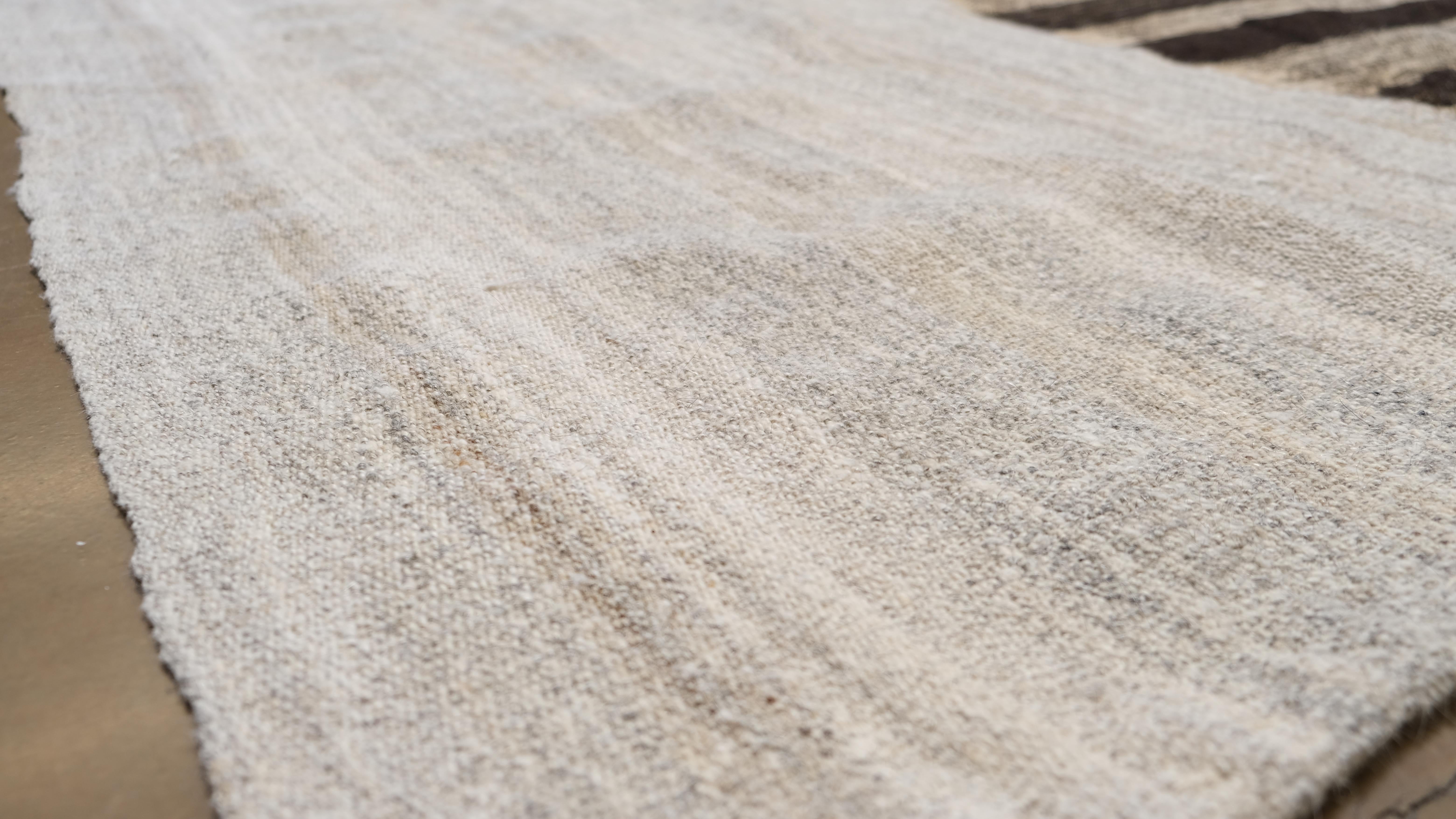Mazadaran Moderner getäfelter natürlicher farbiger Wollkilim aus der Mitte des Jahrhunderts 10'x14'6'' im Angebot 1