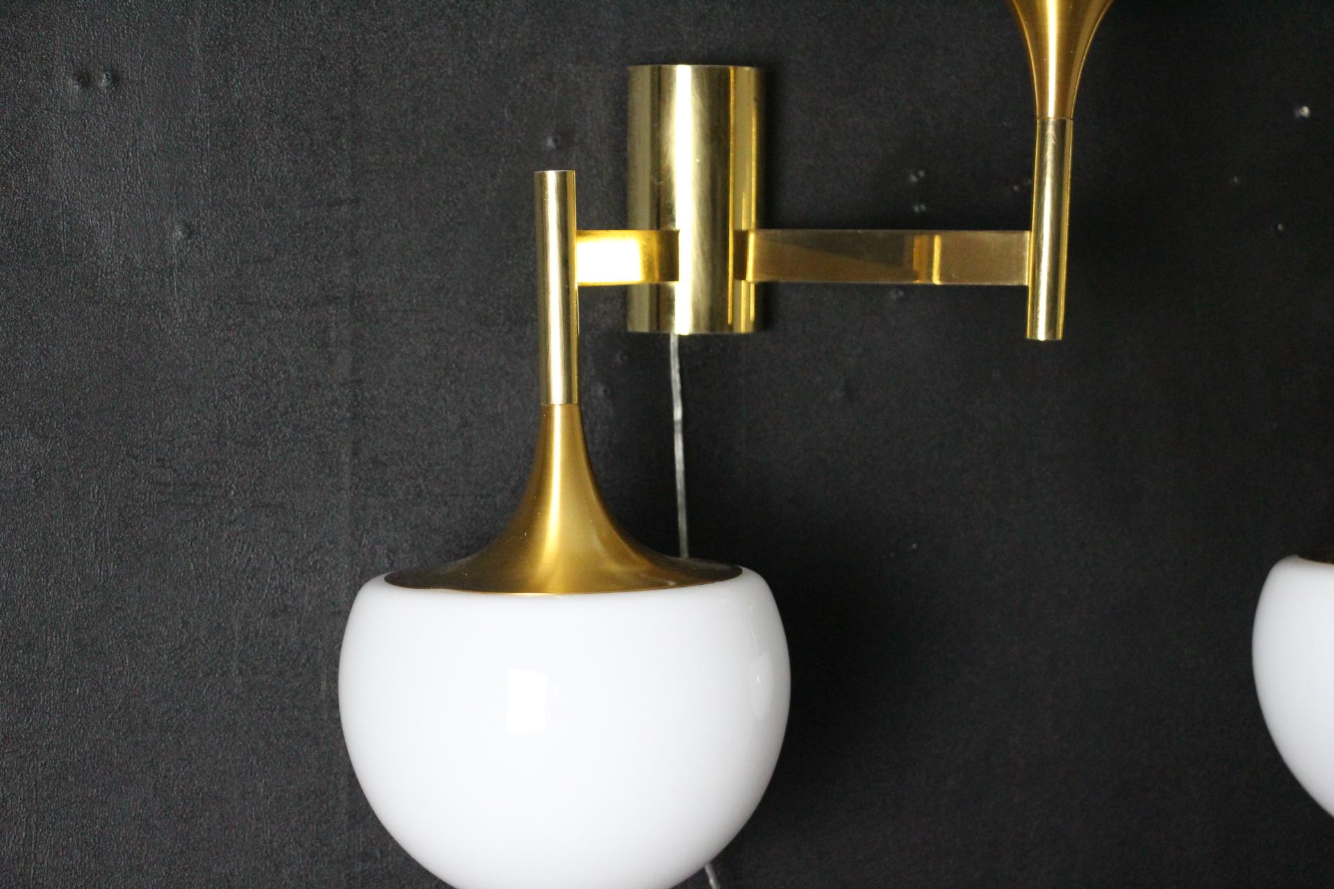 Mid-Century Pair of Brass and White Glass Sconces Stilnovo Sciolari, Wall Lights For Sale 4