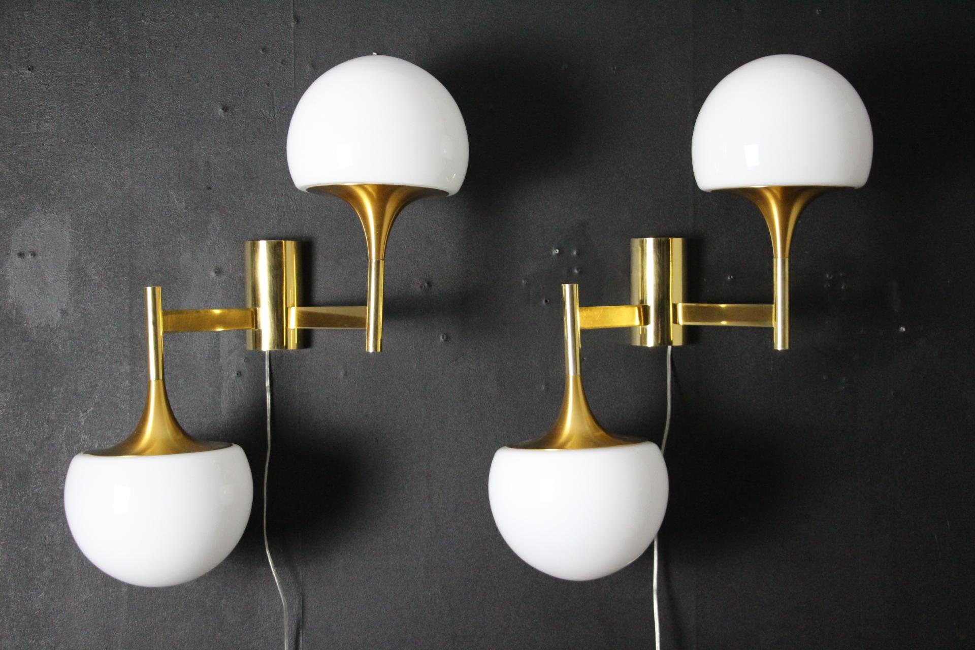 Mid-Century Pair of Brass and White Glass Sconces Stilnovo Sciolari, Wall Lights For Sale 6