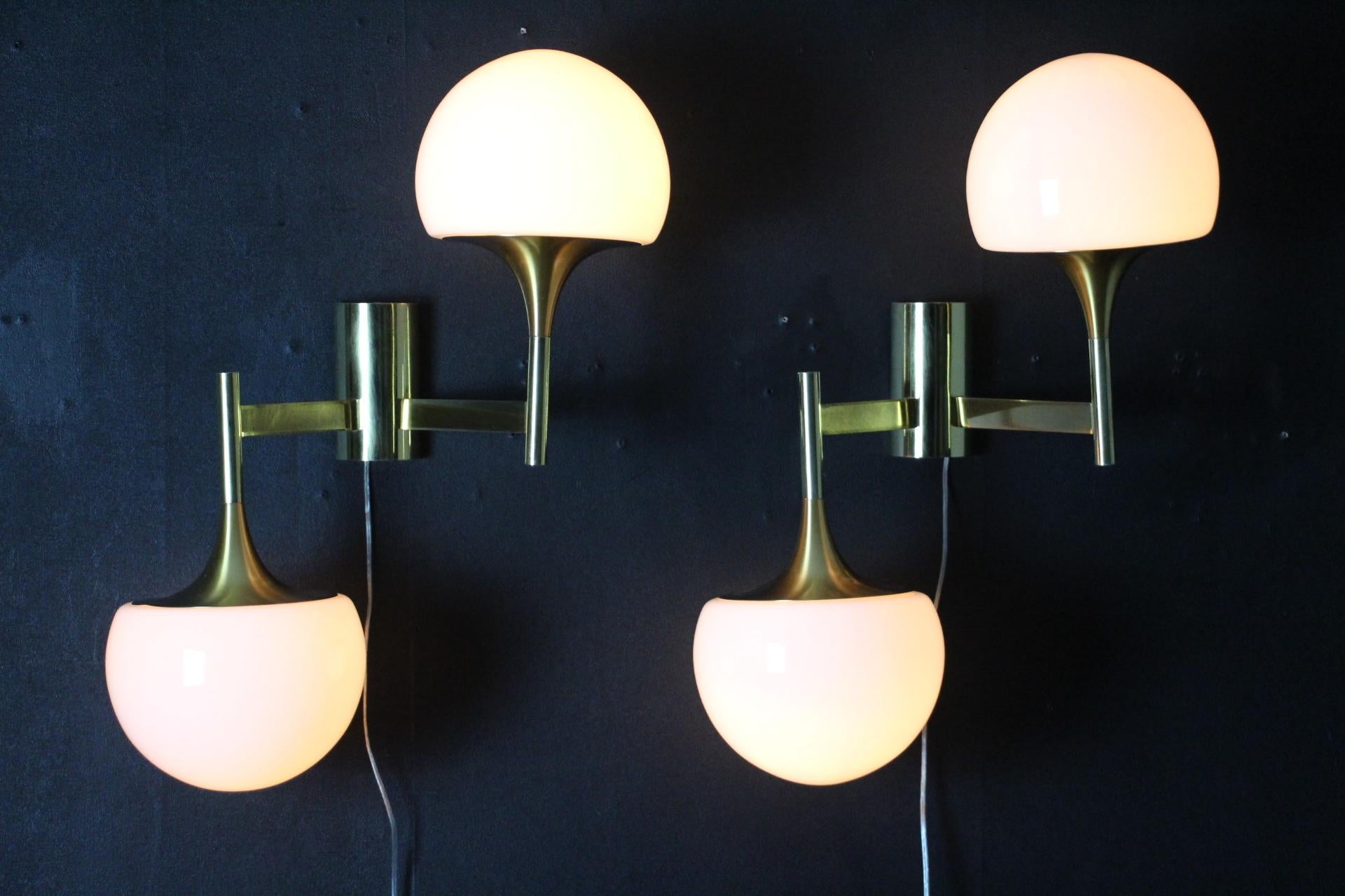 These architectural sconces are very elegant with their 
They are typically from 1960's brass frame and 2 white Murano glass globes each. They have got very unusual geometrical proportions and are very rare.
Take E14 bulbs. Wired for U.S.

