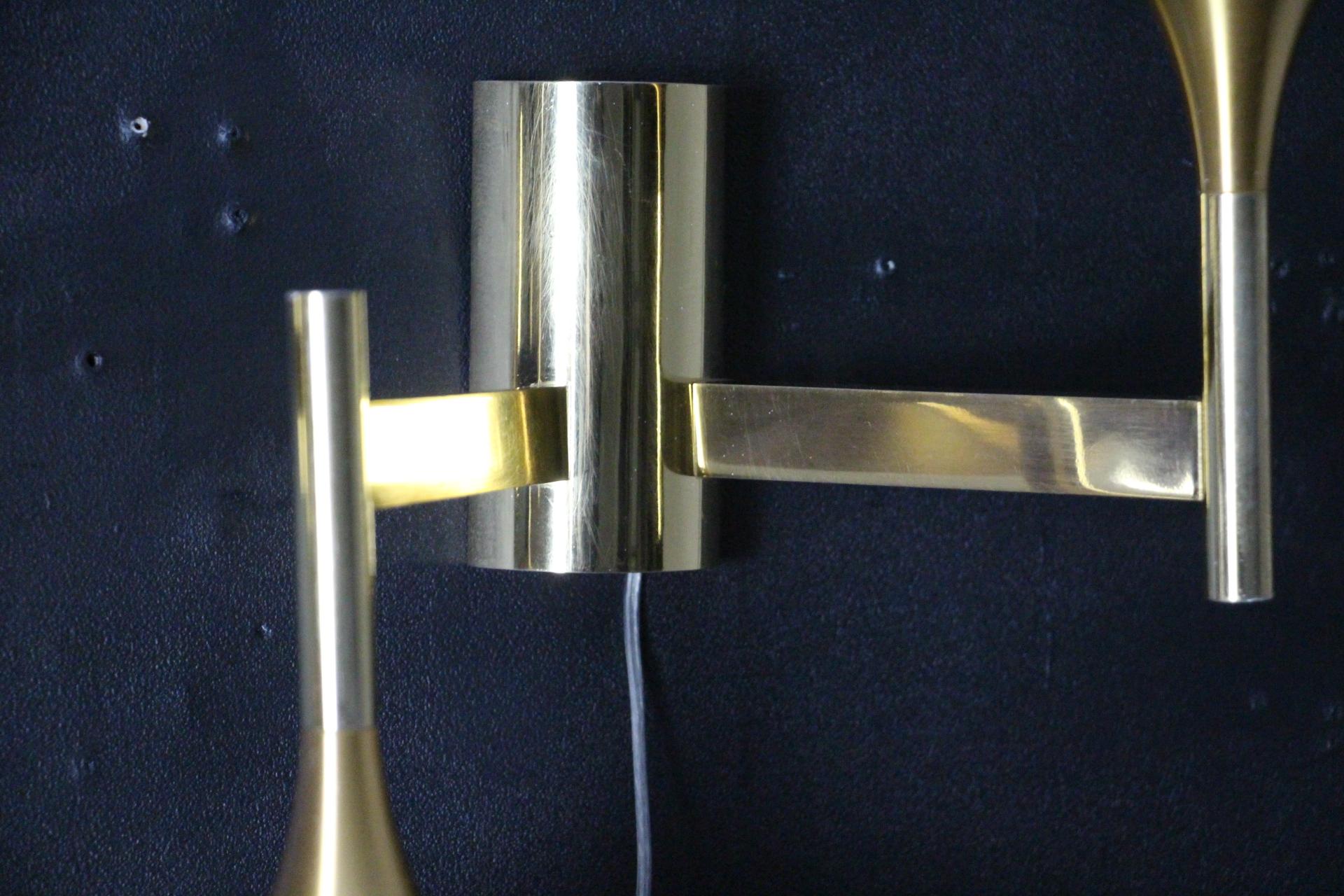 Mid-Century Pair of Brass and White Glass Sconces Stilnovo Sciolari, Wall Lights In Good Condition For Sale In Saint-Ouen, FR