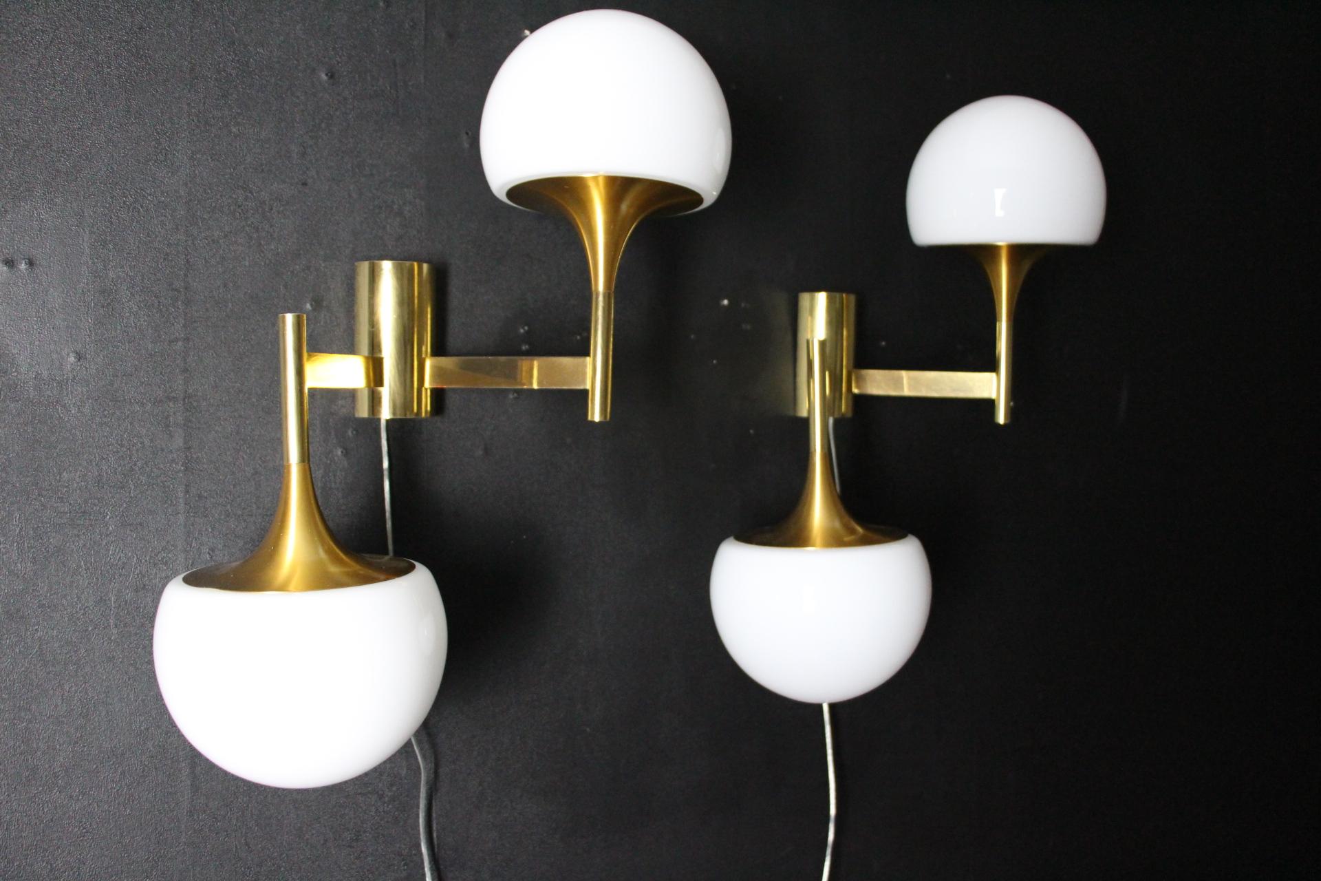 Mid-Century Pair of Brass and White Glass Sconces Stilnovo Sciolari, Wall Lights For Sale 1