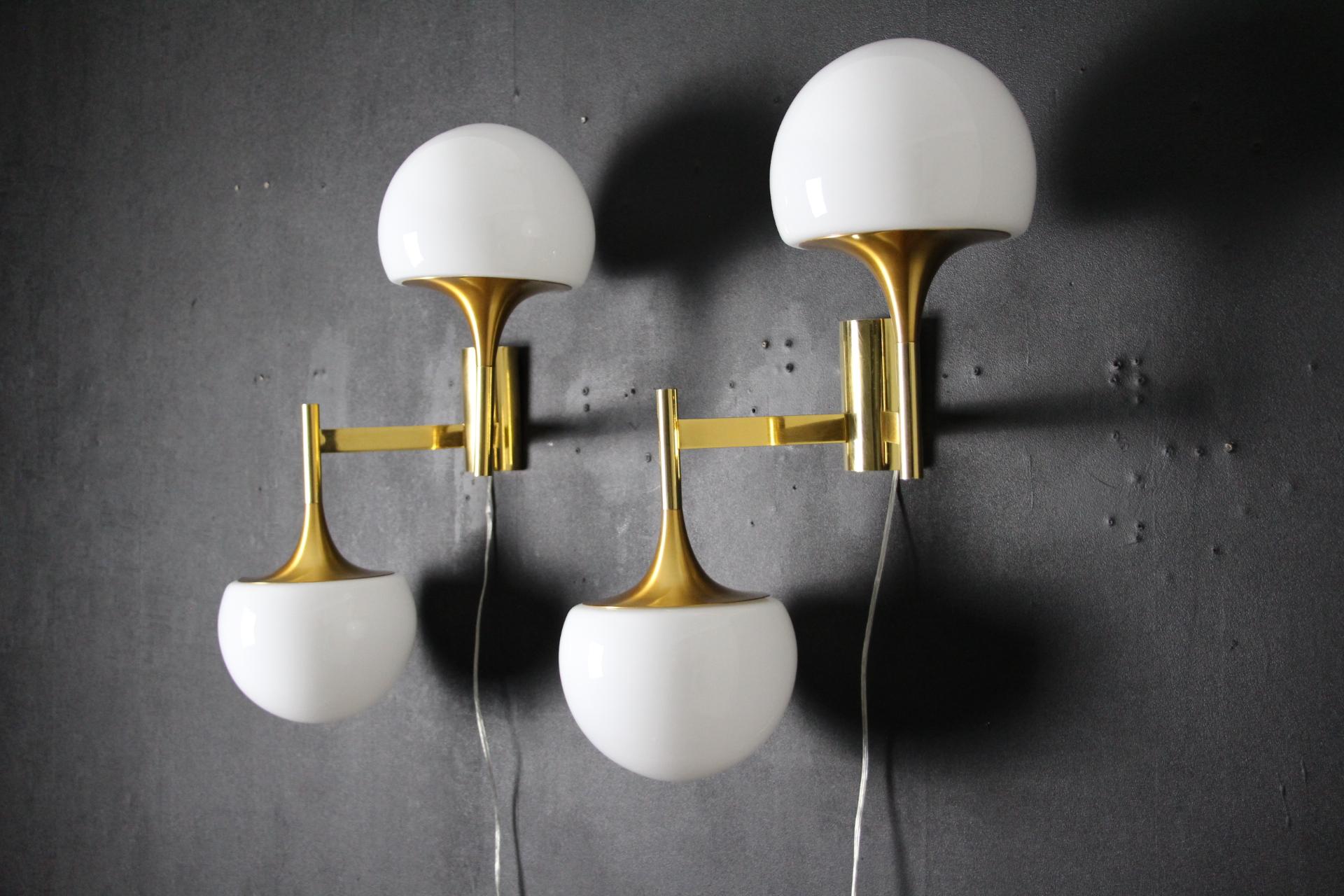 Mid-Century Pair of Brass and White Glass Sconces Stilnovo Sciolari, Wall Lights For Sale 2