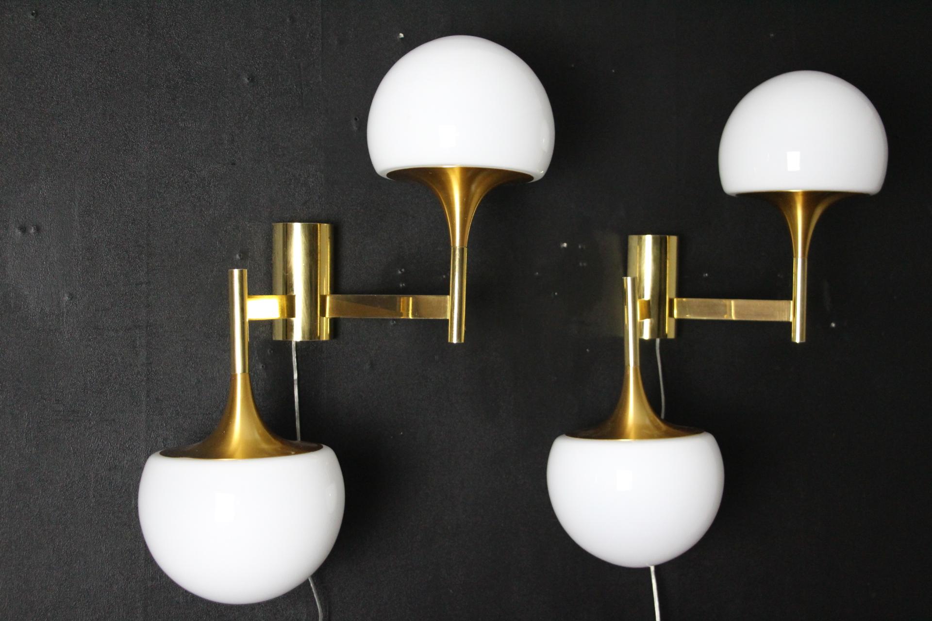Mid-Century Pair of Brass and White Glass Sconces Stilnovo Sciolari, Wall Lights For Sale 3
