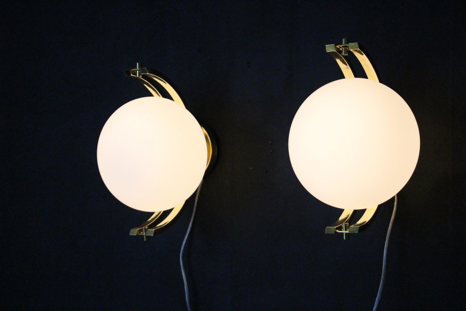 Modern Pair of Brass and White Glass Globe Sconces, Stilnovo Style Wall Lights For Sale 7