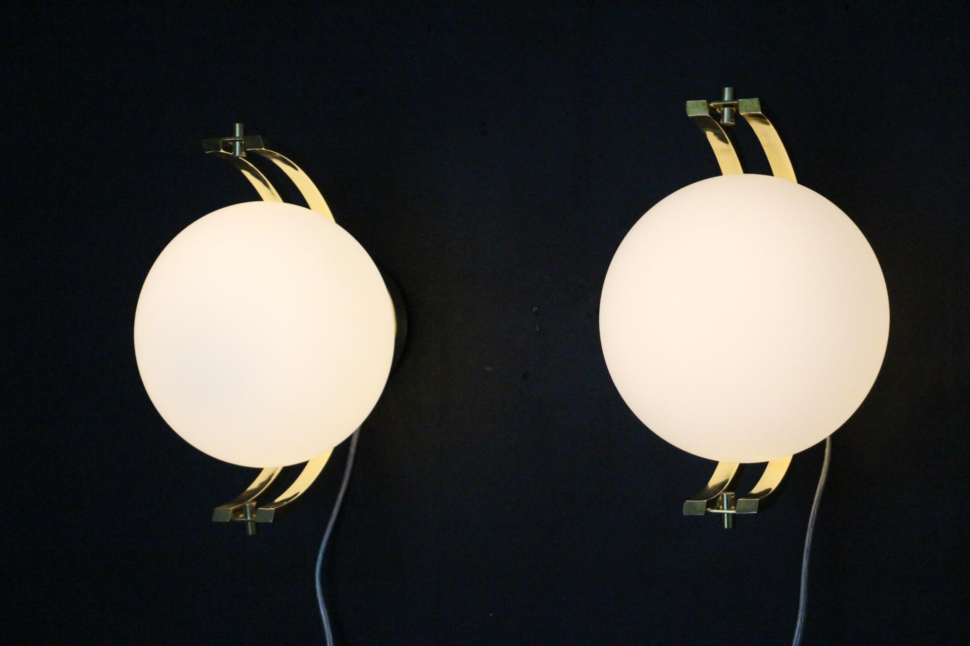 Modern Pair of Brass and White Glass Globe Sconces, Stilnovo Style Wall Lights For Sale 8