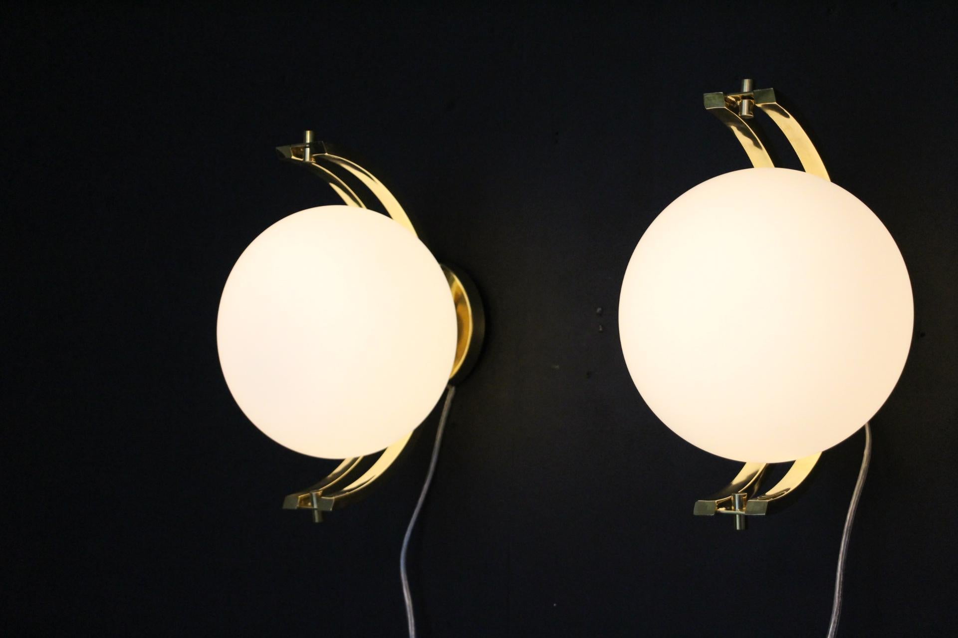 Modern Pair of Brass and White Glass Globe Sconces, Stilnovo Style Wall Lights For Sale 11