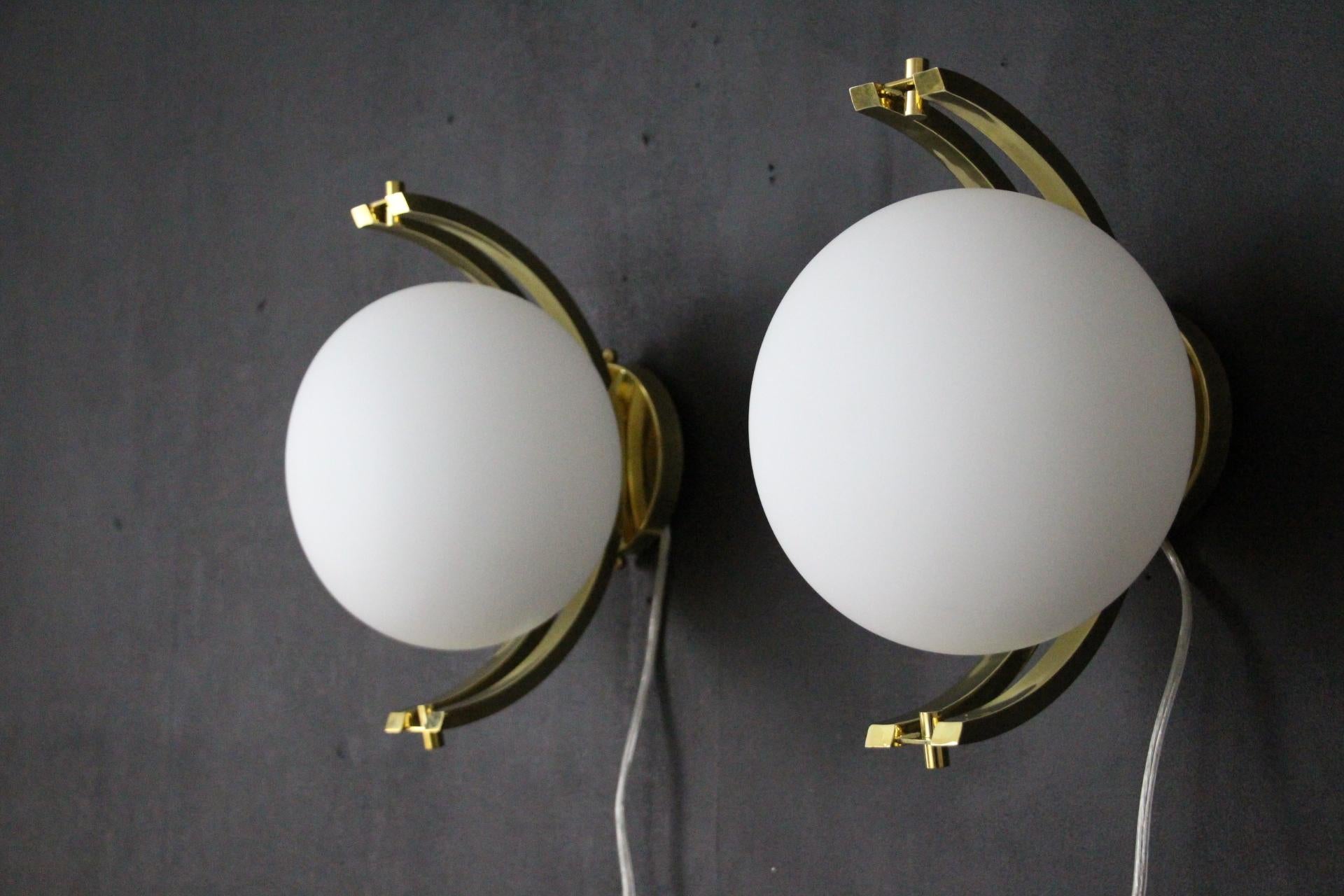Mid-Century Modern Modern Pair of Brass and White Glass Globe Sconces, Stilnovo Style Wall Lights For Sale