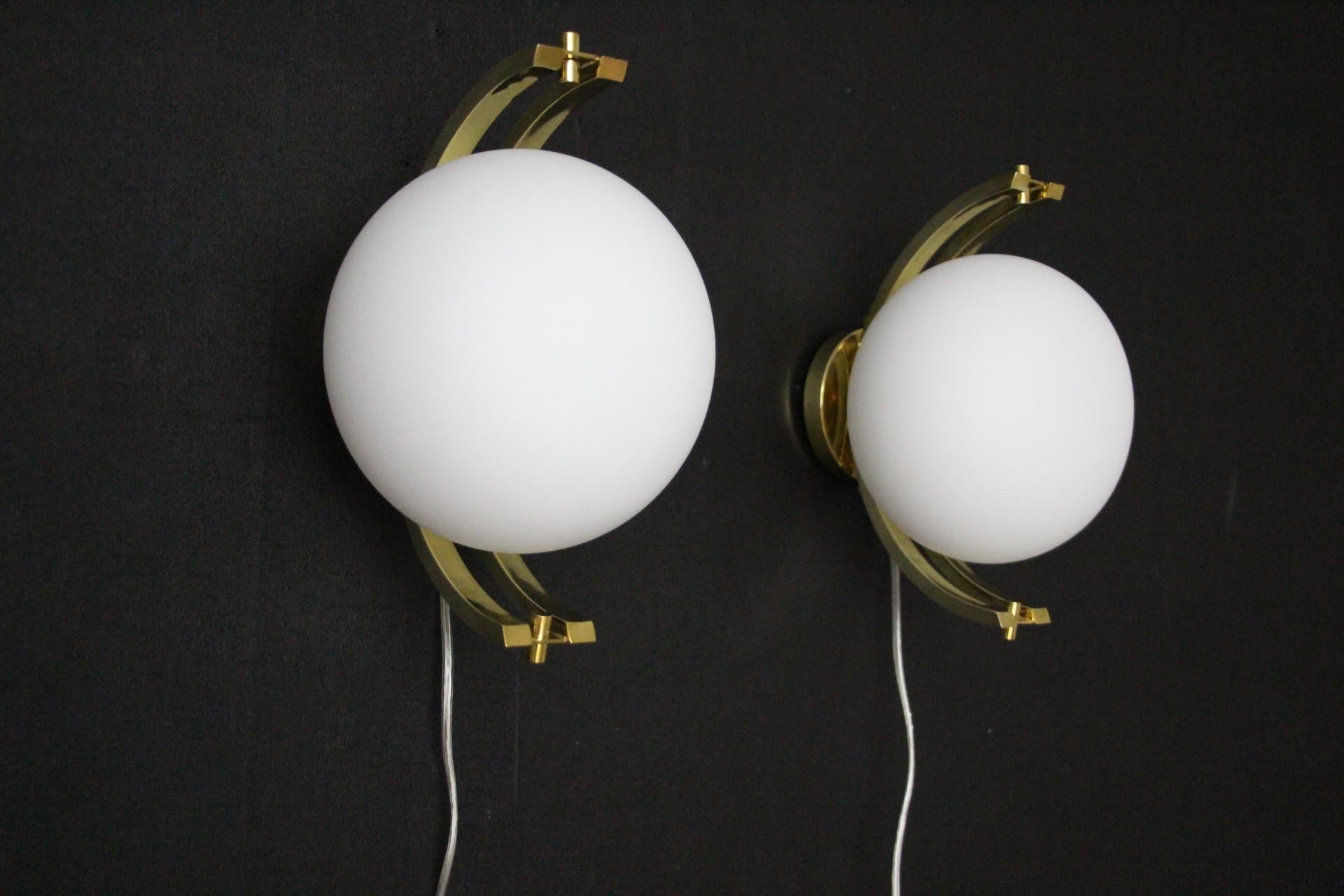 Modern Pair of Brass and White Glass Globe Sconces, Stilnovo Style Wall Lights In Excellent Condition For Sale In Saint-Ouen, FR