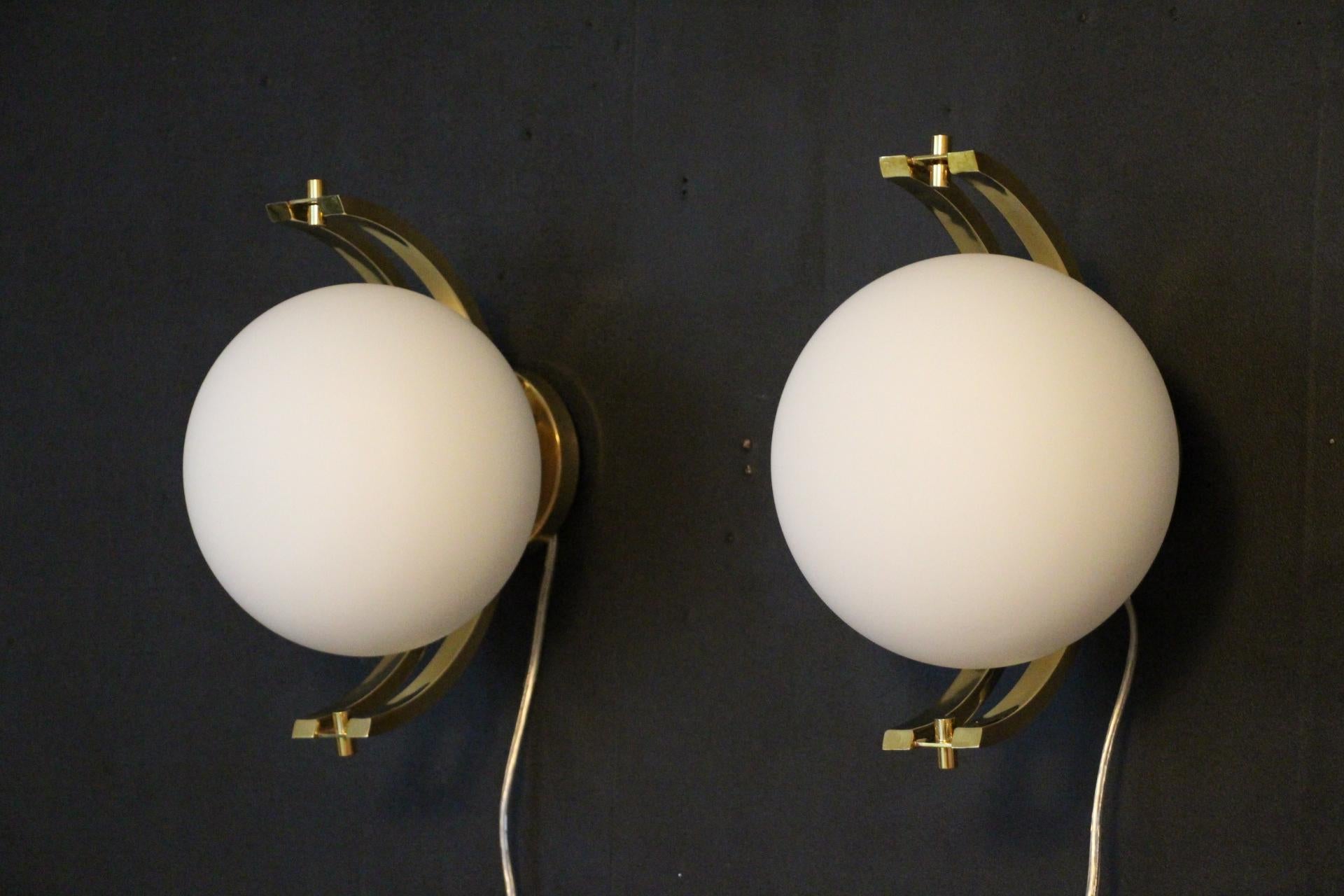 Modern Pair of Brass and White Glass Globe Sconces, Stilnovo Style Wall Lights For Sale 2