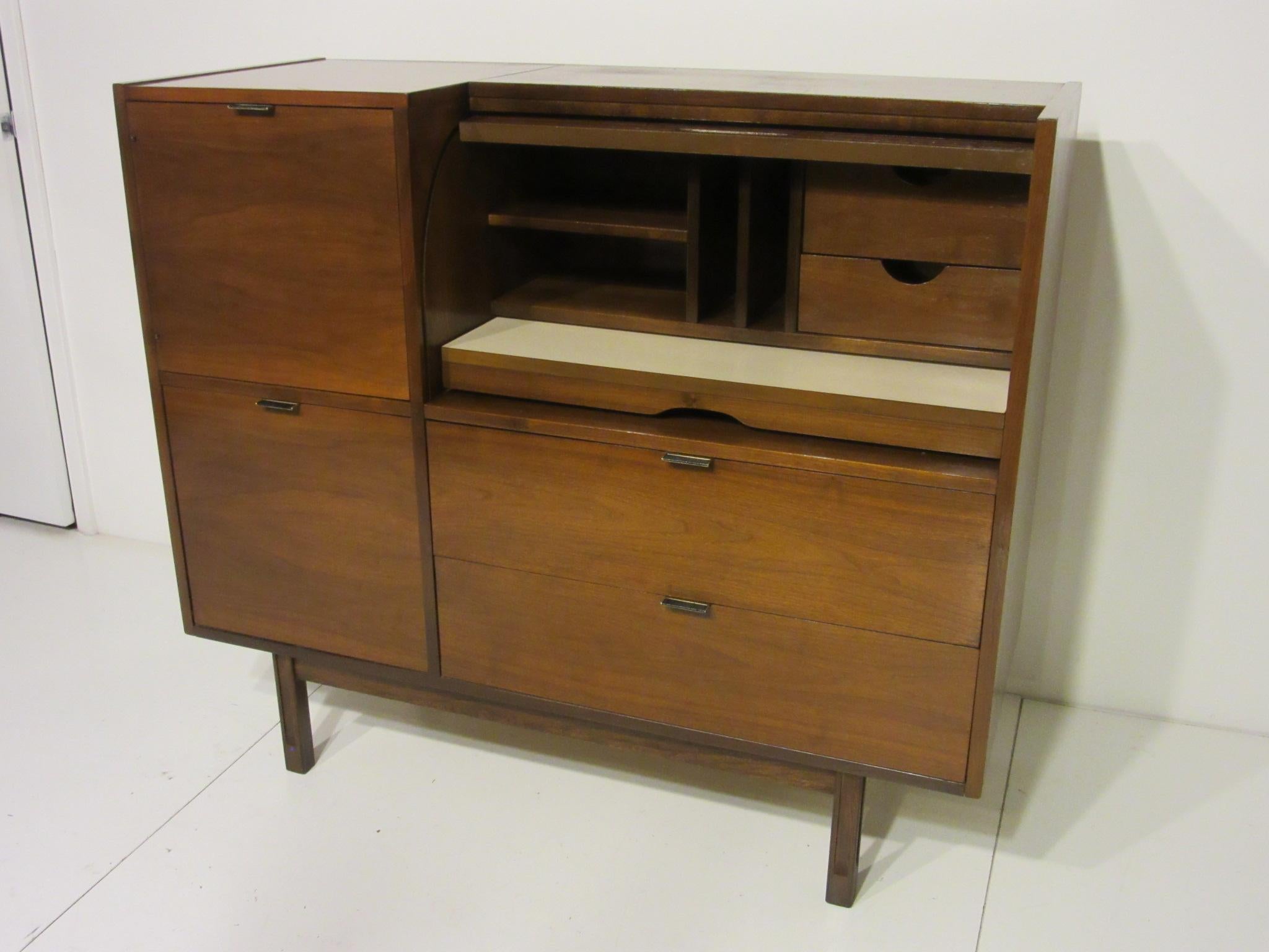 Modern Midcentury Roll Top Desk/Office In Good Condition In Cincinnati, OH