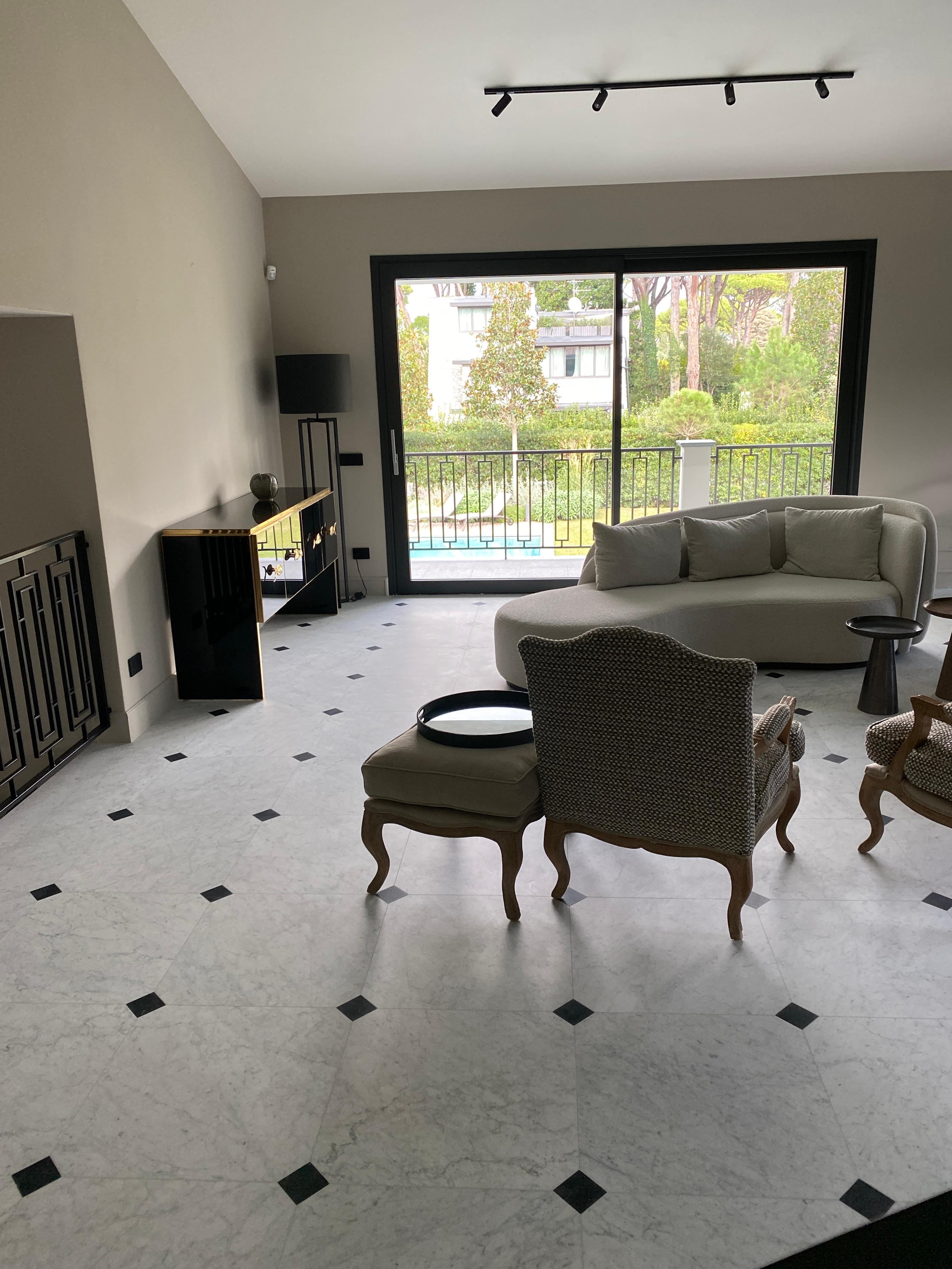 Credenza o credenza moderna in vetro nero e ottone in stile Midcentury in vendita 3