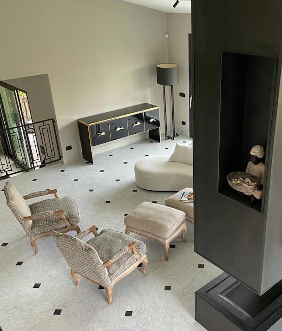 Credenza o credenza moderna in vetro nero e ottone in stile Midcentury in vendita 5