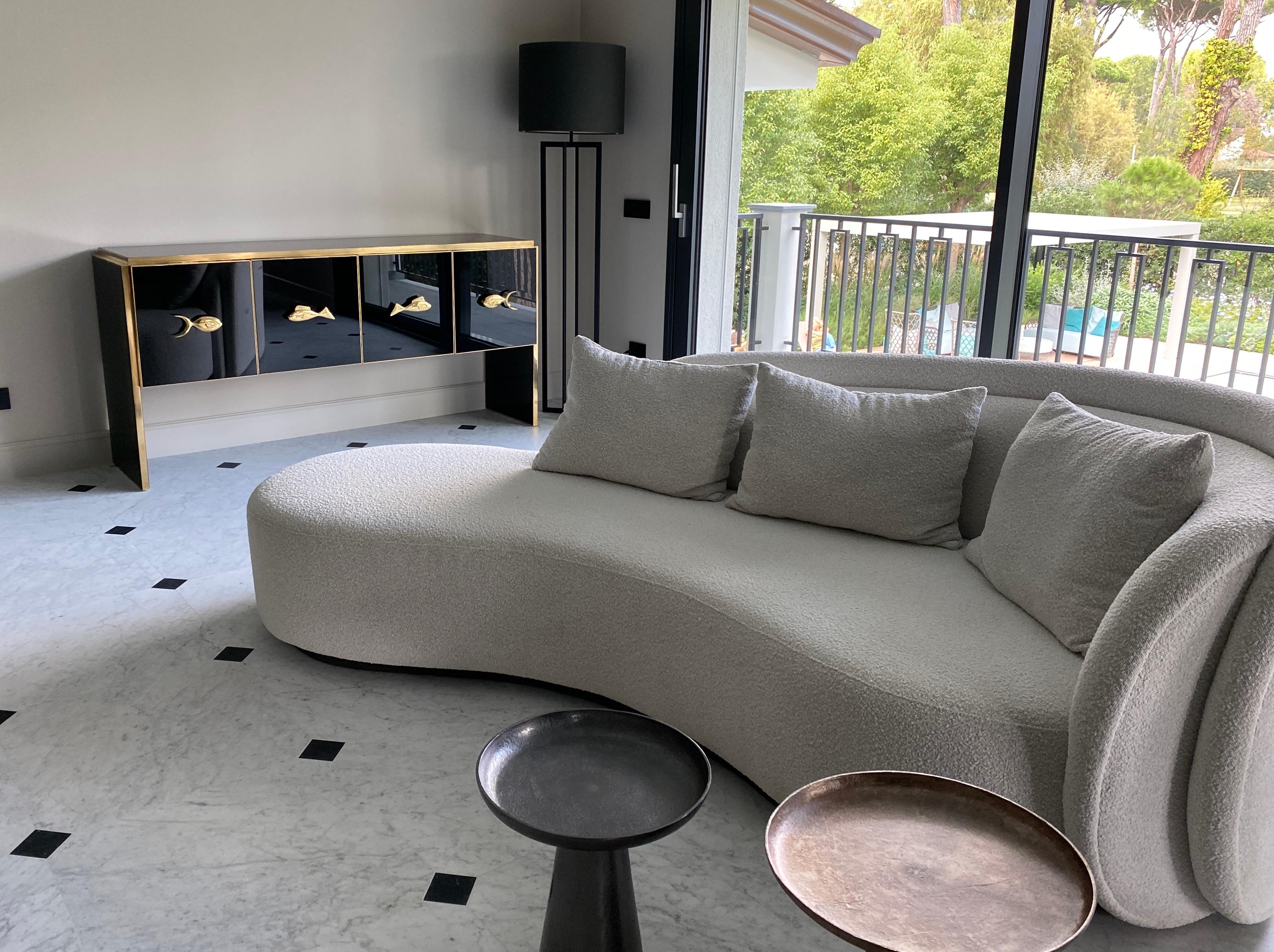 Italiano Credenza o credenza moderna in vetro nero e ottone in stile Midcentury in vendita