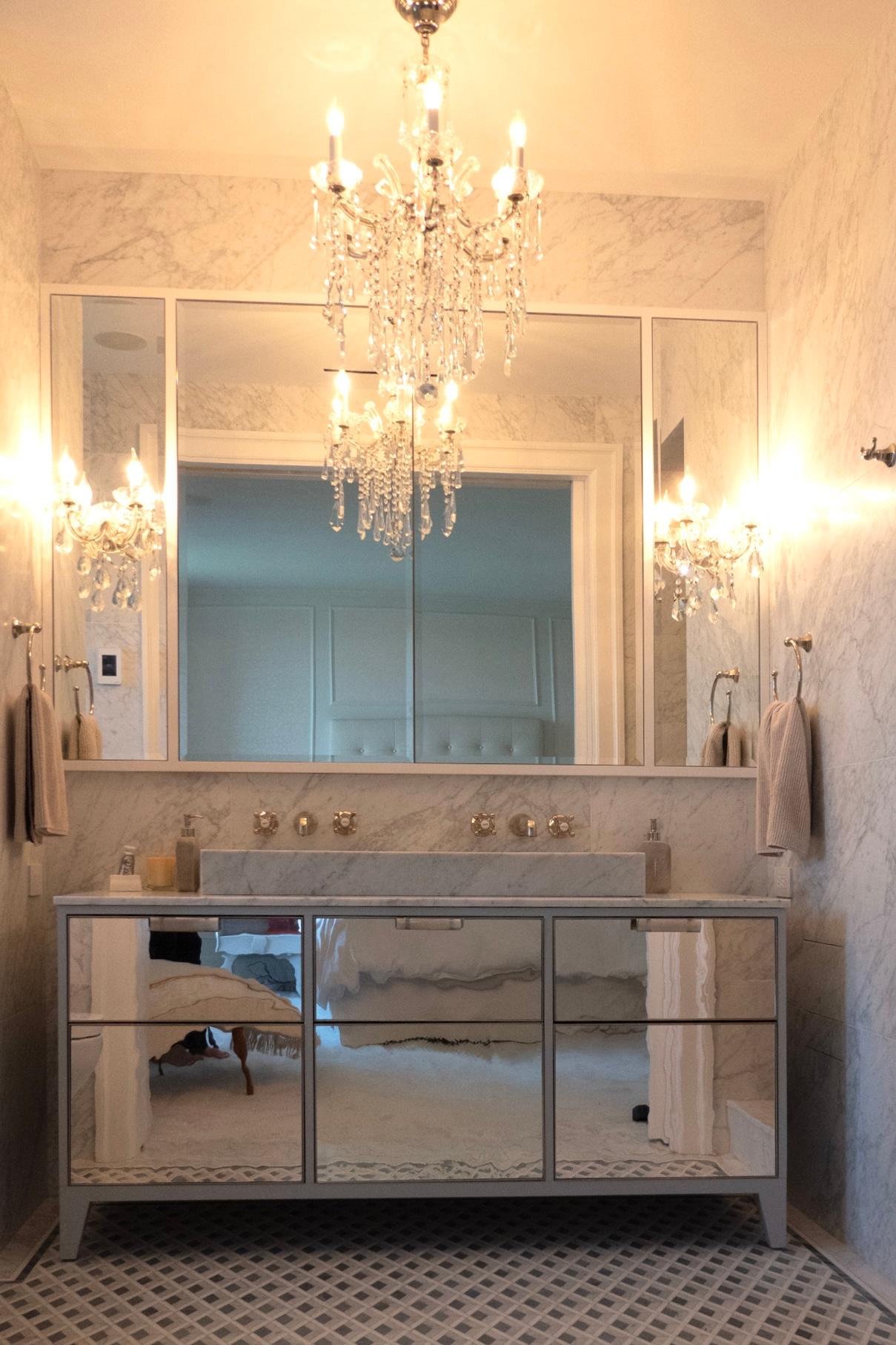 El baño moderno Milano Restoration Mercury Glass Mirrored BATHROOM  El tocador tiene tres cajones en la parte superior enmarcados con metal mellado y tiradores de selenita injertados en níquel chapado,  y 3 puertas de cierre táctil con frentes