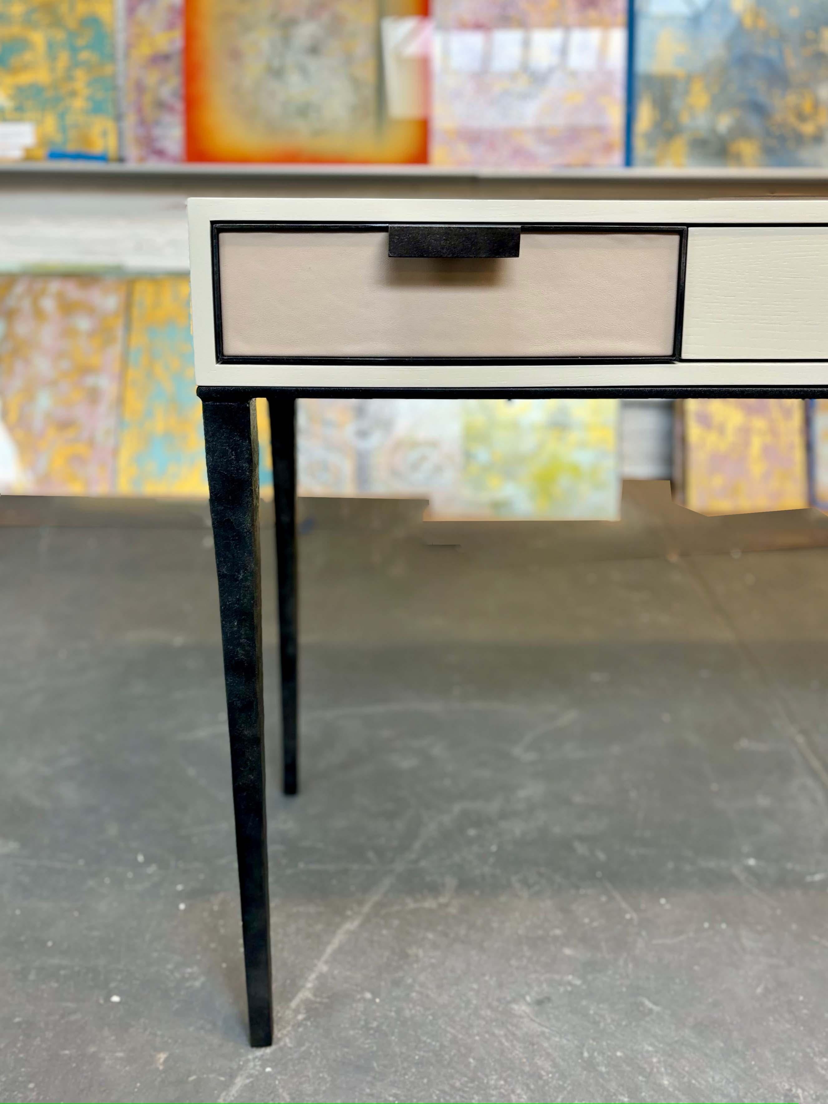 La scrivania moderna in pelle Milano  è funzionale per il lavoro o per il gioco,  con 2 cassetti rivestiti in pelle con tiretti e un cassetto centrale in legno con chiusura a scatto. 

Sono disponibili dimensioni e finiture personalizzate.