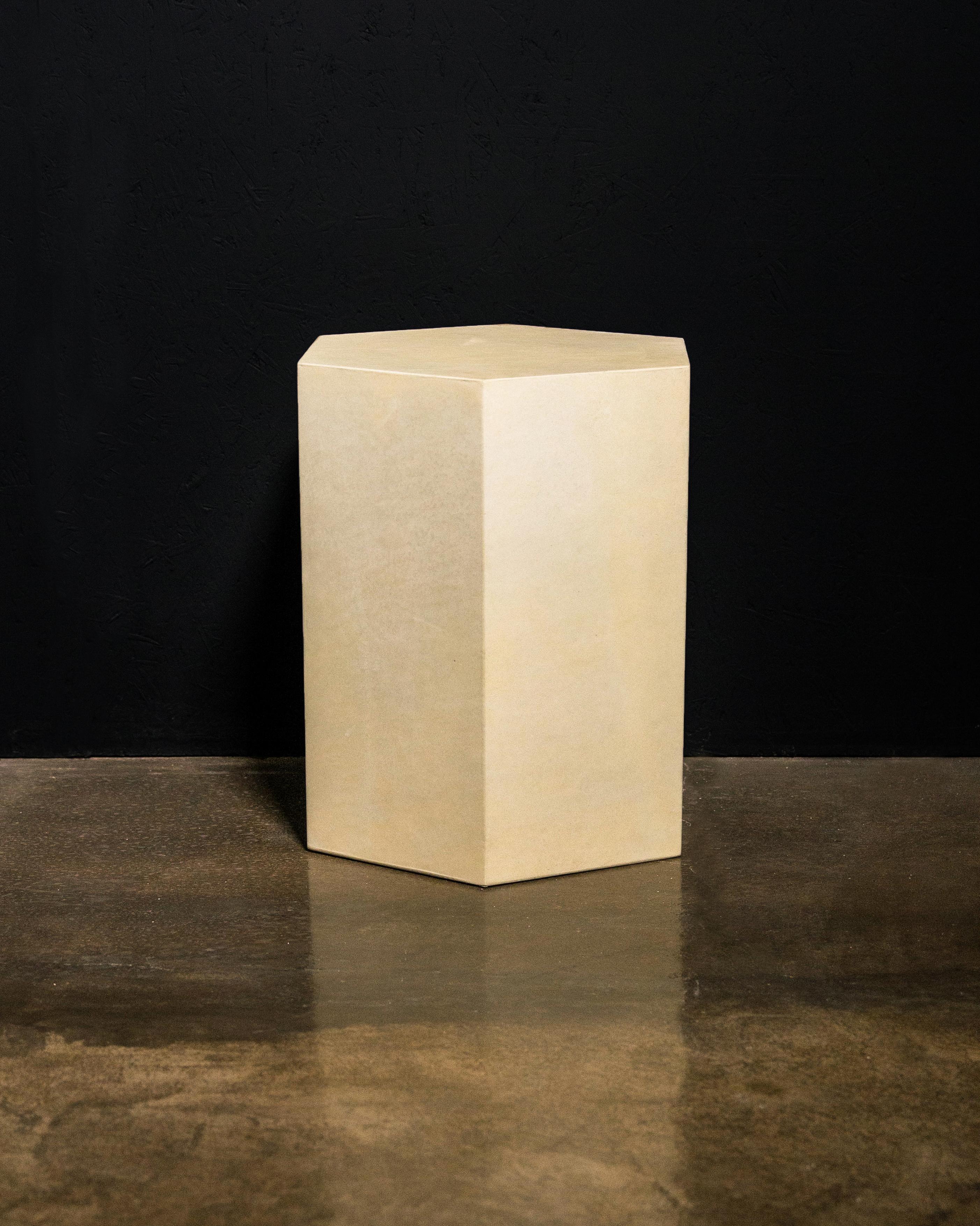 Sechseckiger moderner minimalistischer Tisch von Costantini, Pergamino Hex Chico, auf Lager (Moderne) im Angebot