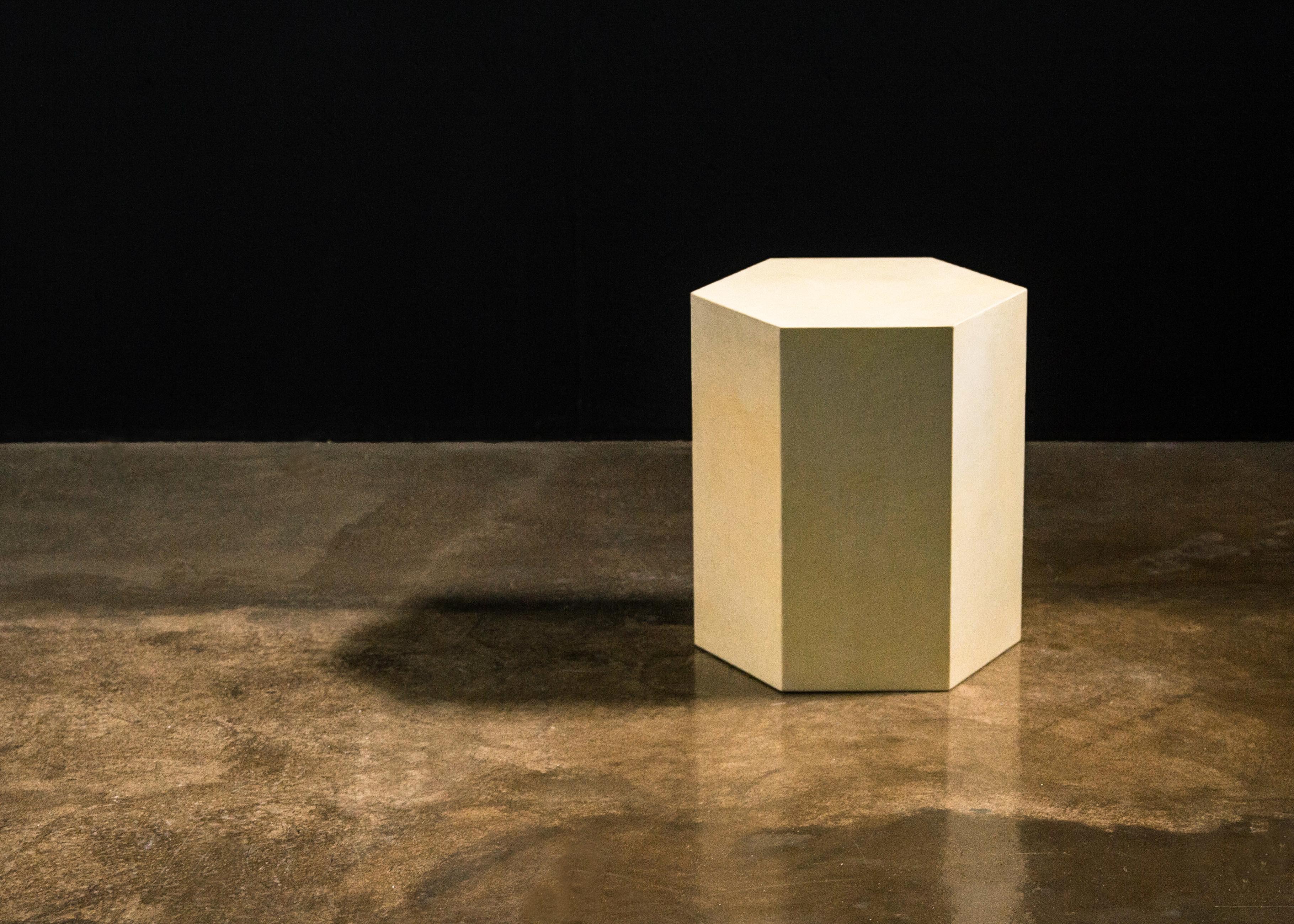 Sechseckiger moderner minimalistischer Tisch von Costantini, Pergamino Hex Chico, auf Lager (Argentinisch) im Angebot
