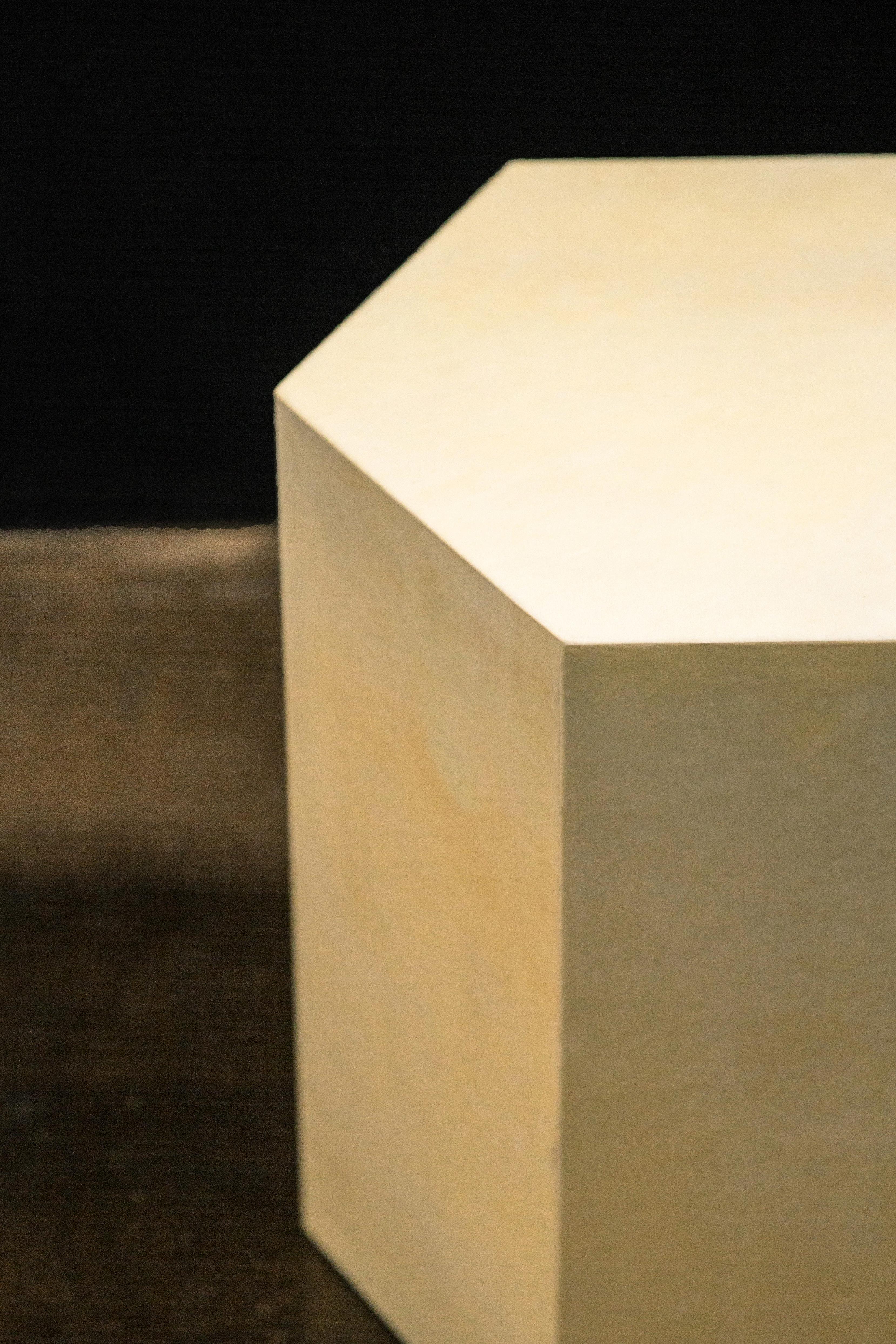 Sechseckiger moderner minimalistischer Tisch von Costantini, Pergamino Hex Chico, auf Lager im Zustand „Neu“ im Angebot in New York, NY