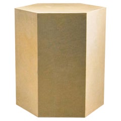 Table hexagonale moderne minimaliste de Costantini, Pergamino Hex Chico, « en stock »