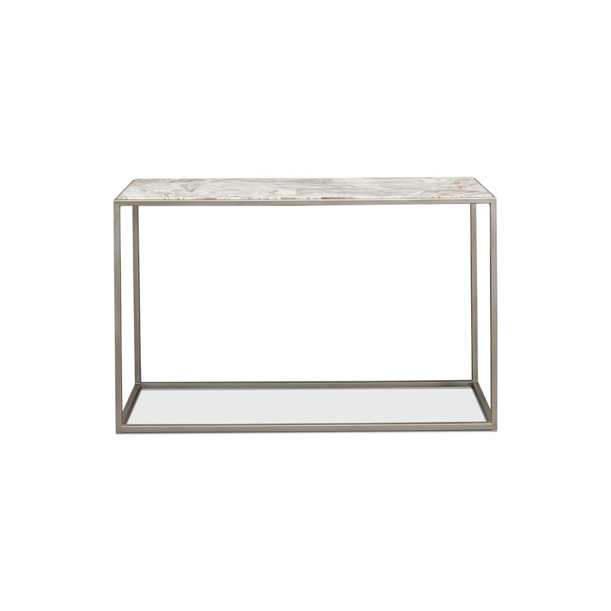 Table console moderne et minimale à plateau en marbre, avec plateau en marbre inséré au-dessus d'un cadre en forme de boîte en fer à finition vieillie et argentée.

Dimensions : 48