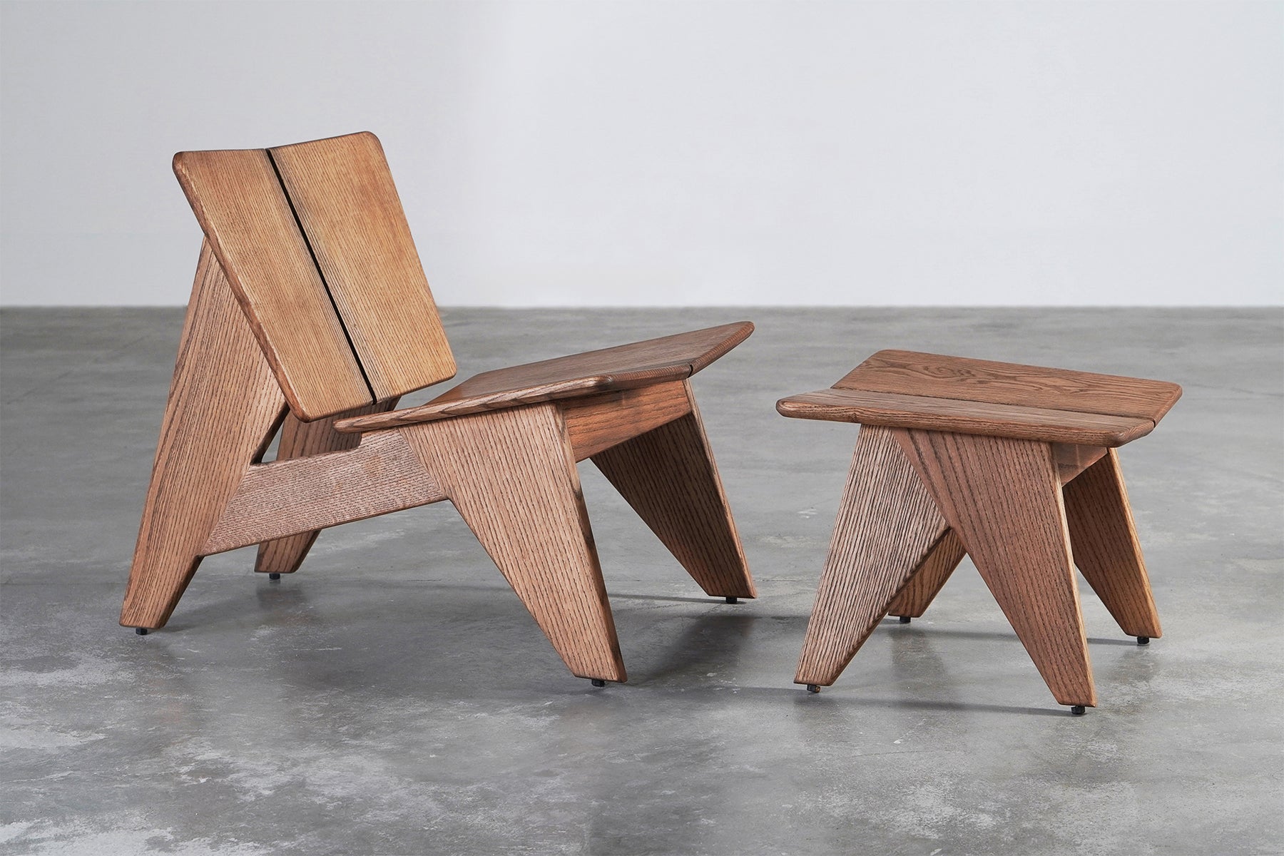 Moderner Sessel aus massivem Eichenholz Easy statement lounge chair von Esvee Atelier (Abgekantet) im Angebot