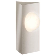 Moderne, minimalistische, dreieckige Tischlampe, Vogelaugenahorn-Holz-Kugel, weißes Glas