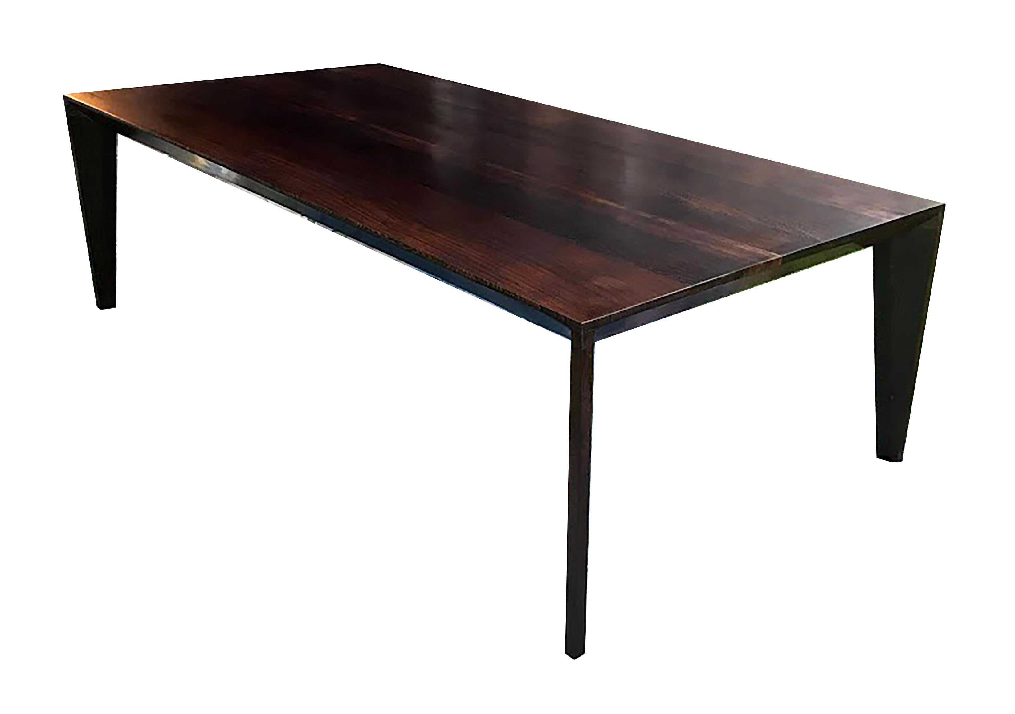 Cette table de salle à manger moderne fabriquée à la main illustre l'élégance minimaliste, offrant des lignes épurées et une simplicité audacieuse qui en font une pièce maîtresse idéale pour les intérieurs contemporains. L'ensemble de la table est