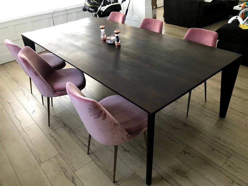Sculpté à la main Table de salle à manger noire moderne et minimaliste au design épuré en vente
