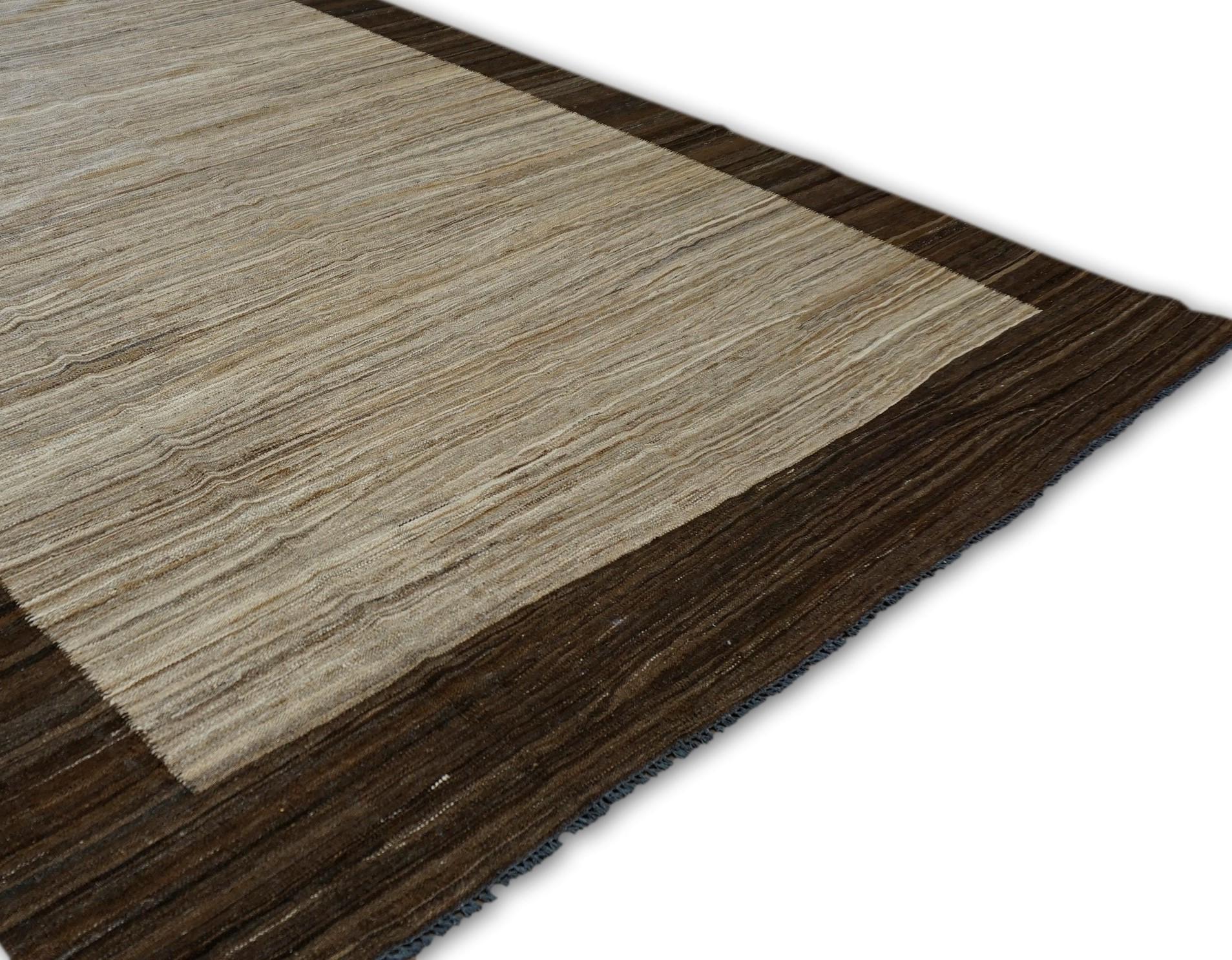 Moderner minimalistischer brauner und beiger handgewebter Woll-Kilim-Teppich 7'1''x10'3'' (Moderne der Mitte des Jahrhunderts) im Angebot