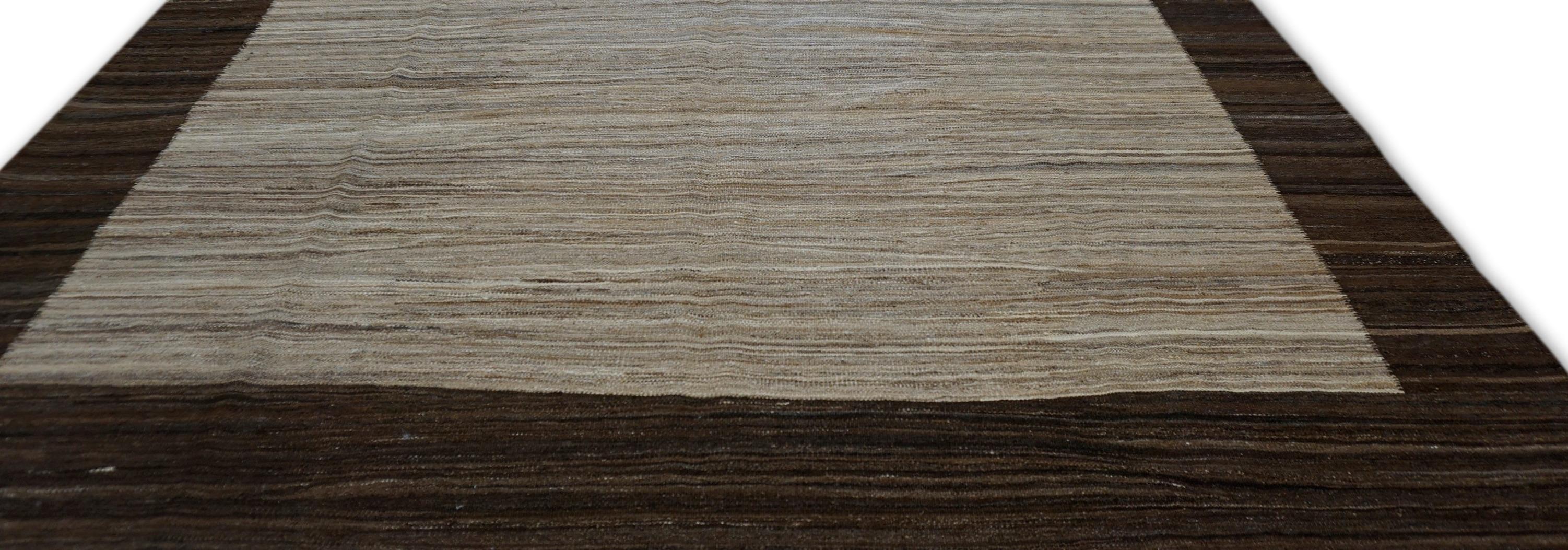 Moderner minimalistischer brauner und beiger handgewebter Woll-Kilim-Teppich 7'1''x10'3'' (Handgewebt) im Angebot