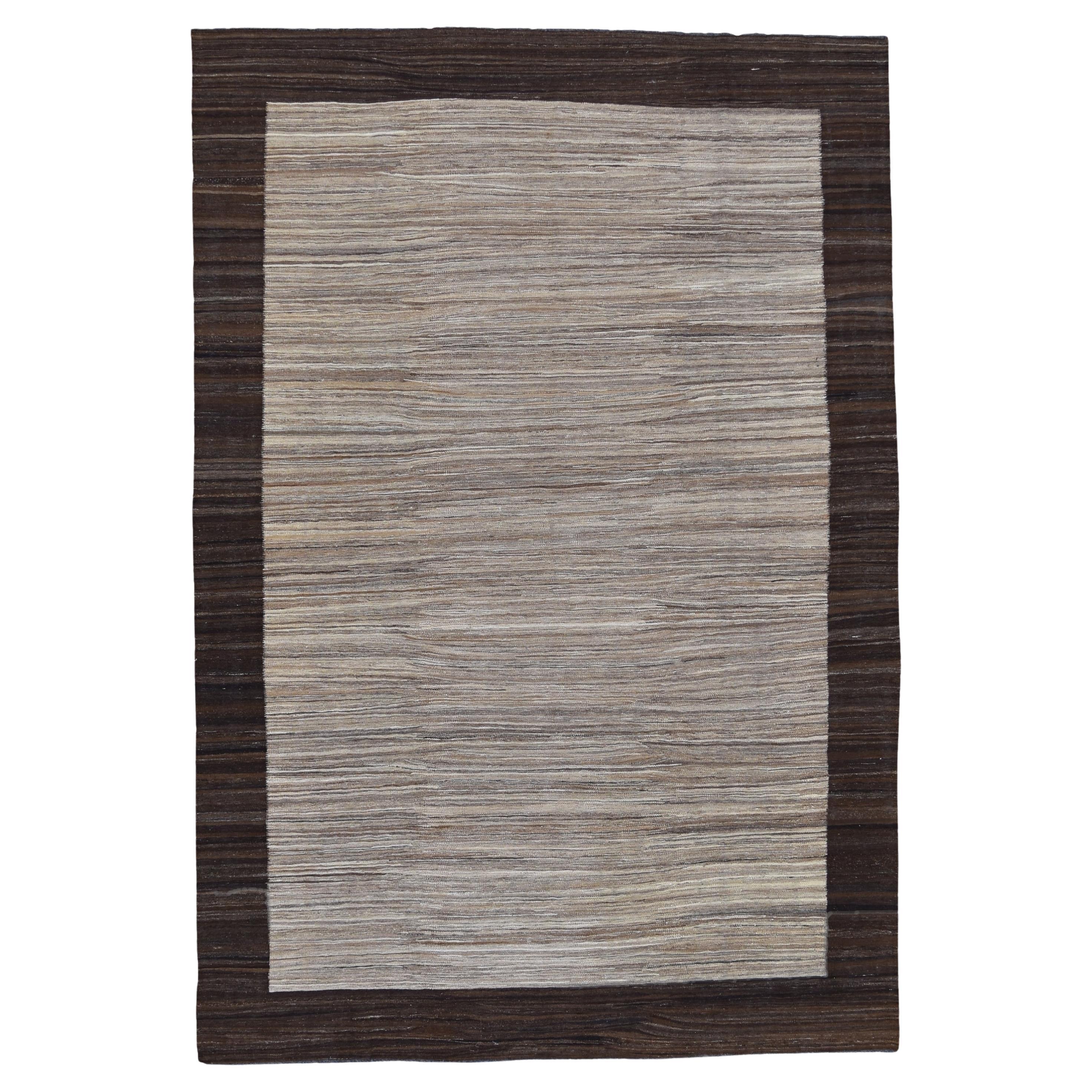 Moderner minimalistischer brauner und beiger handgewebter Woll-Kilim-Teppich 7'1''x10'3''