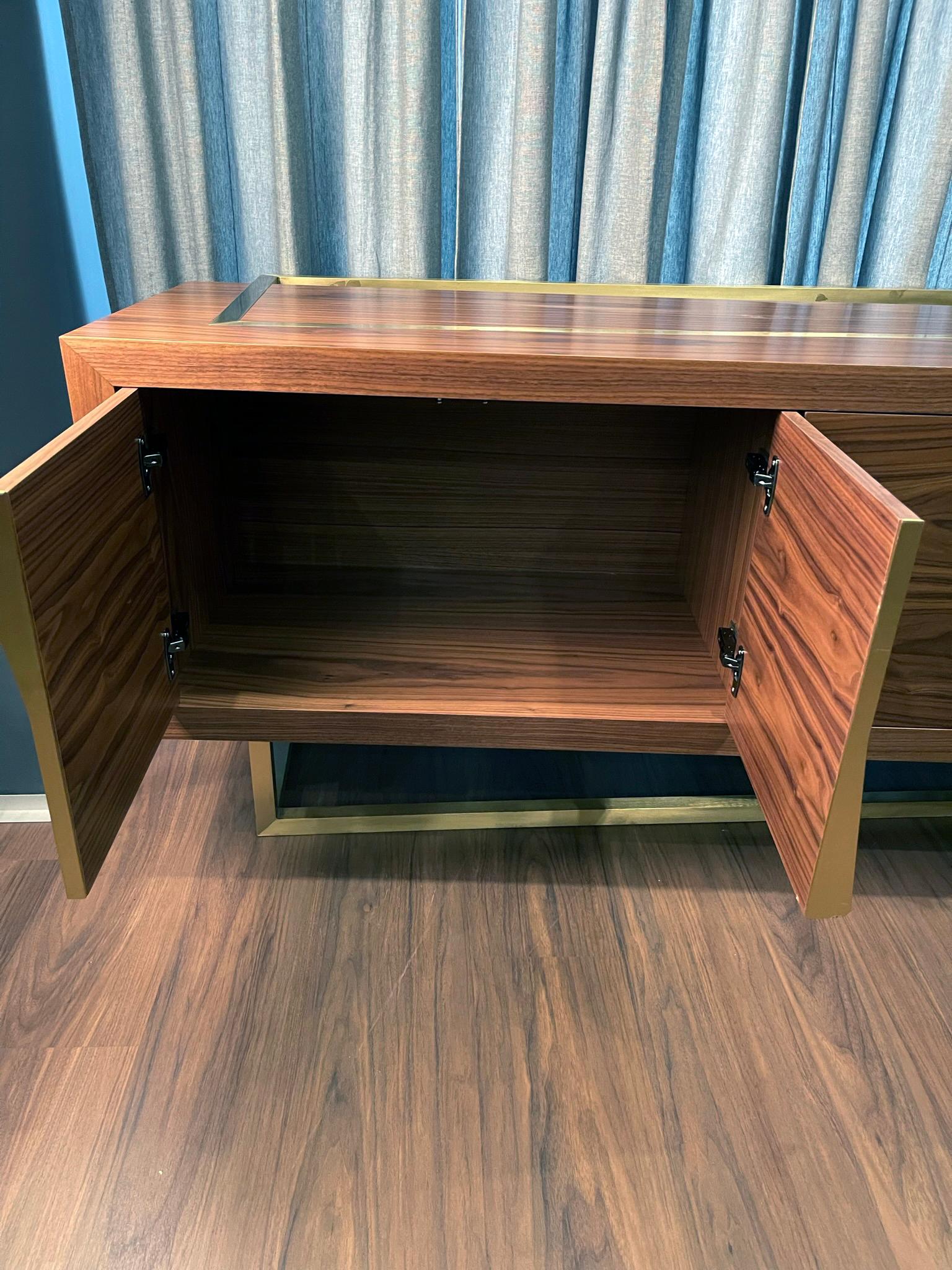 Buffet crédence moderne et minimaliste en Wood Wood Wood et laiton brossé en vente 3