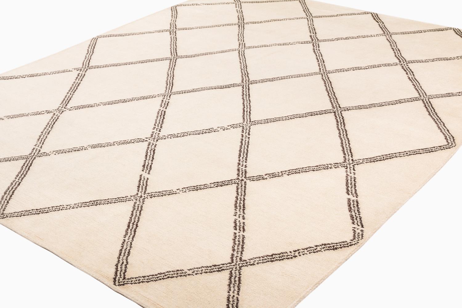 Crosshatch est un motif classique qui rappelle les tapis tribaux et marocains. Les diamants irréguliers distincts sont tissés dans un brun naturel et le fond est un blanc écru naturel crémeux. Fabriqué en laine et en mohair, ce tapis est doux et