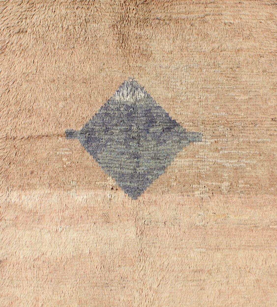 Moderner moderner und minimalistischer türkischer Tulu-Teppich im Vintage-Stil in Pfirsich- und Grau-blau (Handgeknüpft) im Angebot