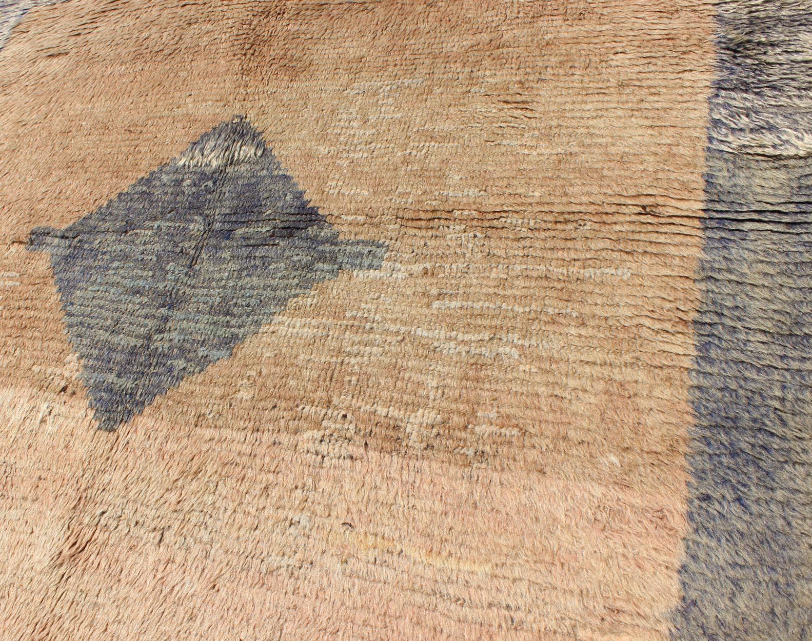 Moderner moderner und minimalistischer türkischer Tulu-Teppich im Vintage-Stil in Pfirsich- und Grau-blau im Zustand „Hervorragend“ im Angebot in Atlanta, GA