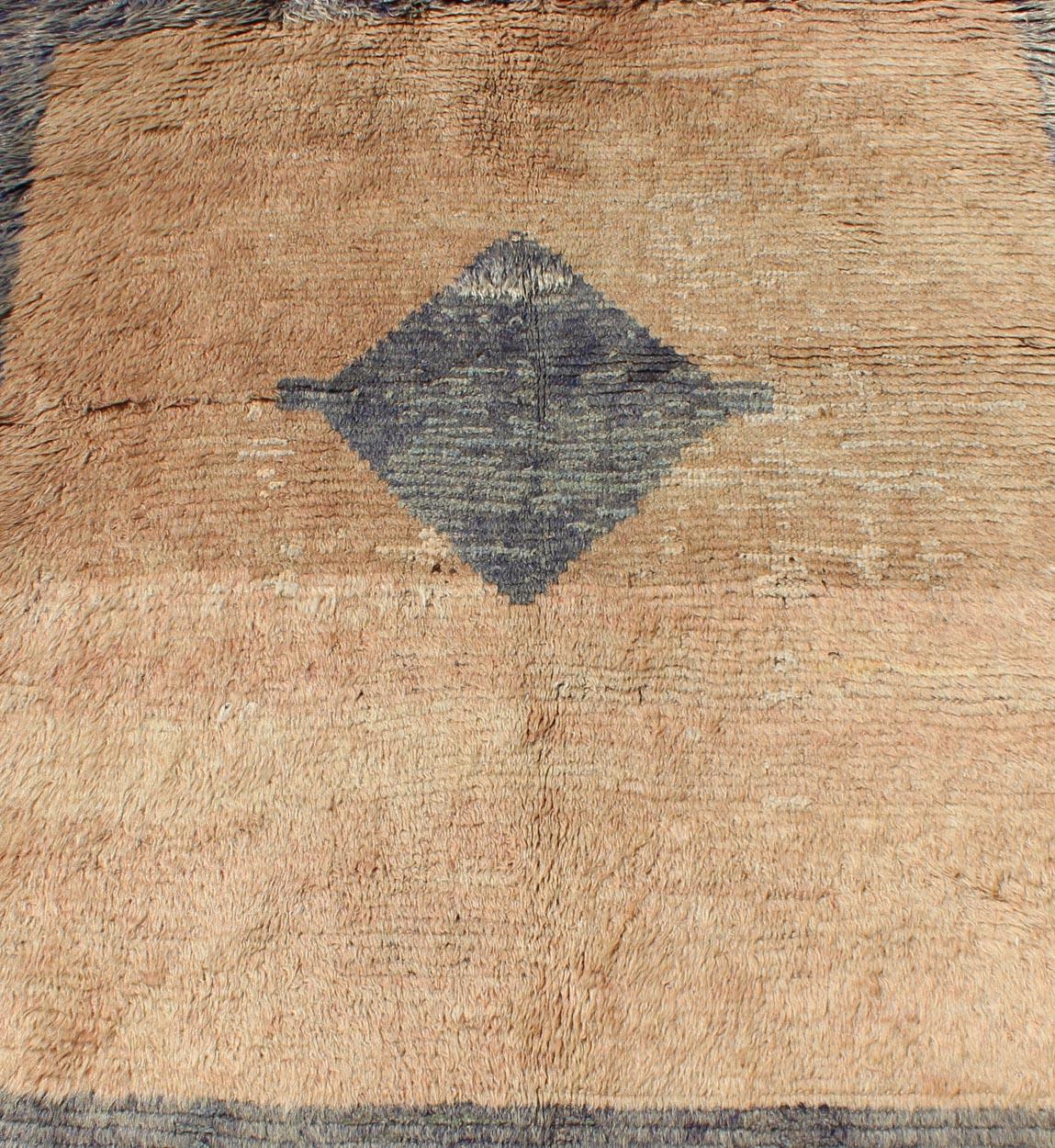 Moderner moderner und minimalistischer türkischer Tulu-Teppich im Vintage-Stil in Pfirsich- und Grau-blau (20. Jahrhundert) im Angebot