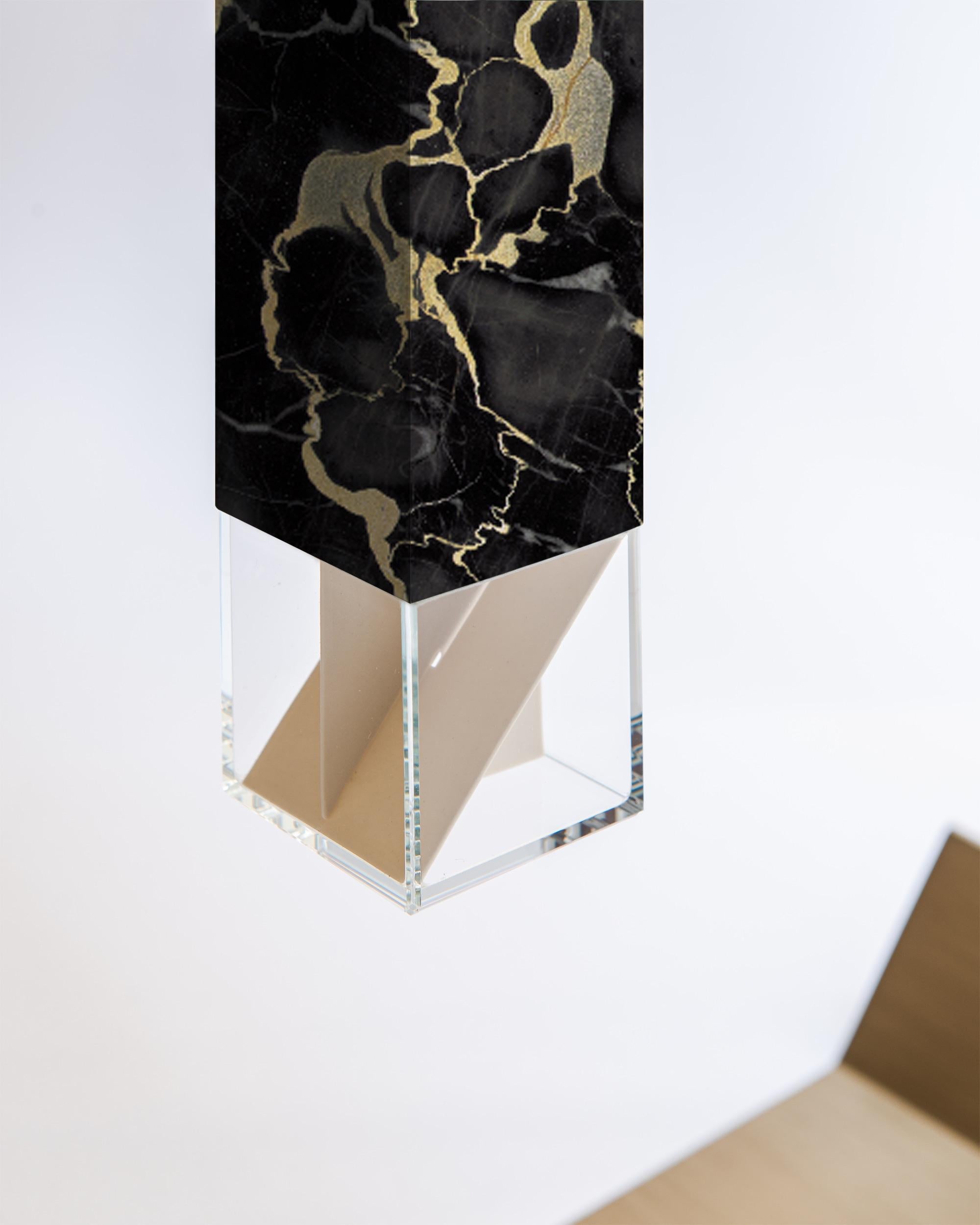 Moderne Lampe de bureau contemporaine en marbre noir et or faite à la main par Formaminima en vente