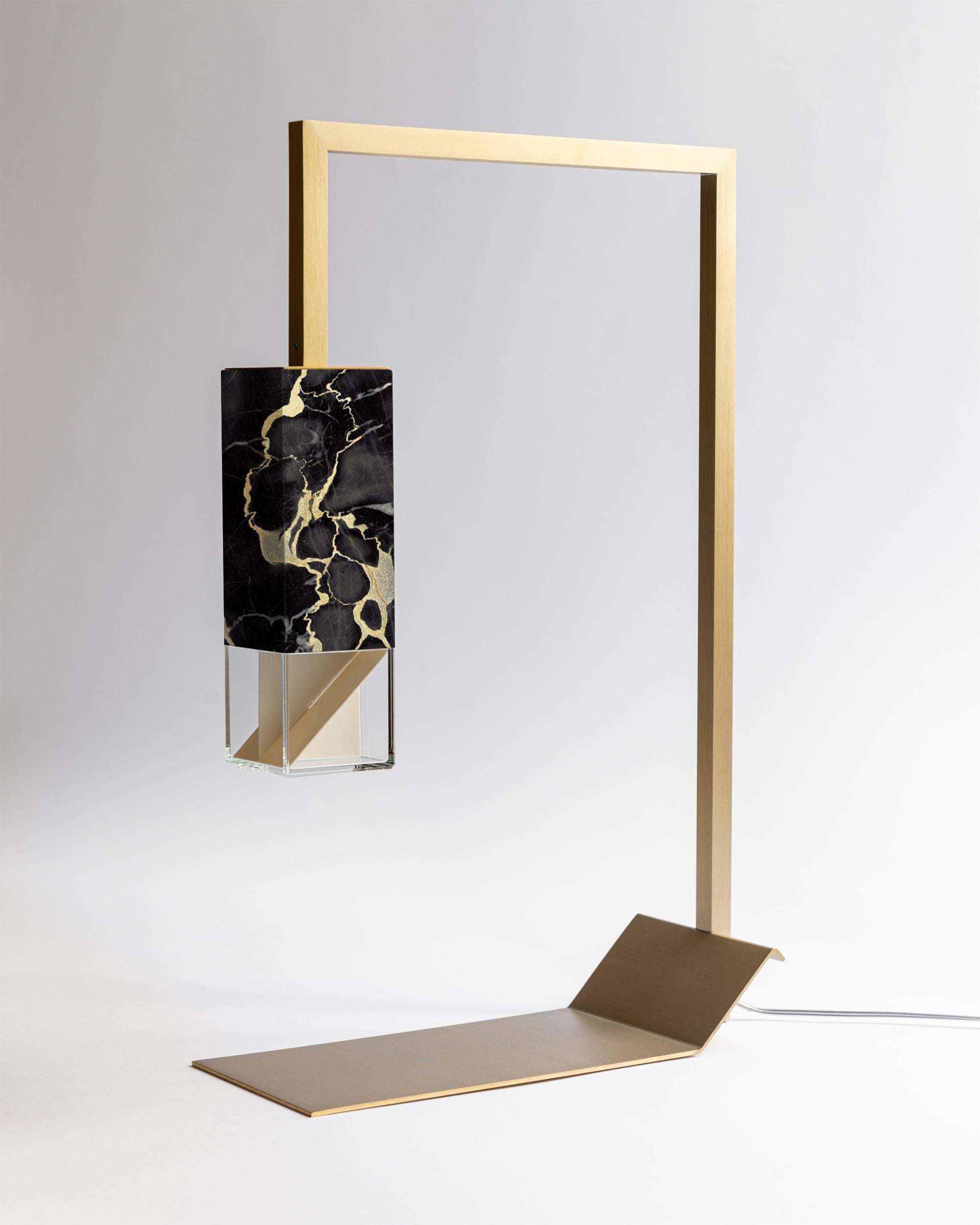 italien Lampe de bureau contemporaine en marbre noir et or faite à la main par Formaminima en vente